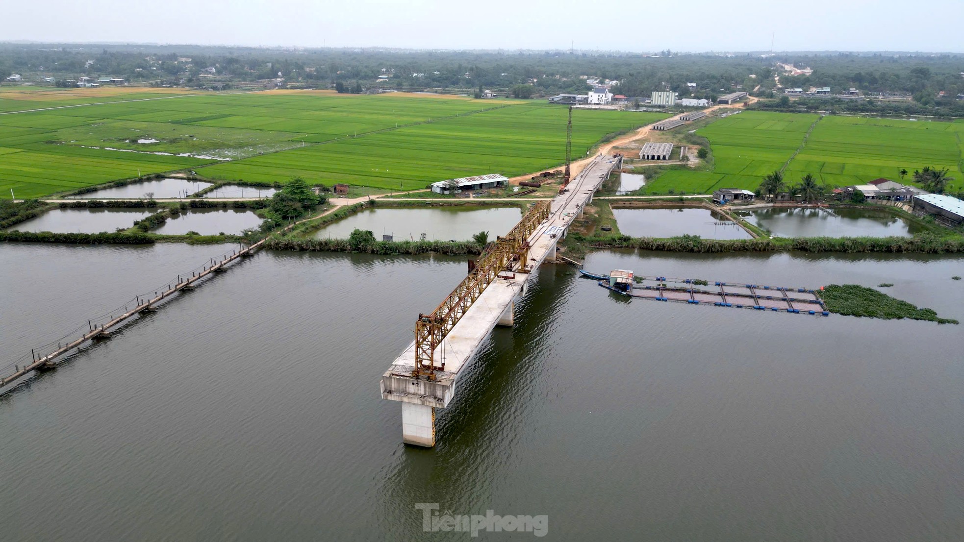Hơn 4 năm thi công, 8 lần gia hạn, dự án cầu và đường dẫn 220 tỷ vẫn chơi vơi giữa sông ảnh 2