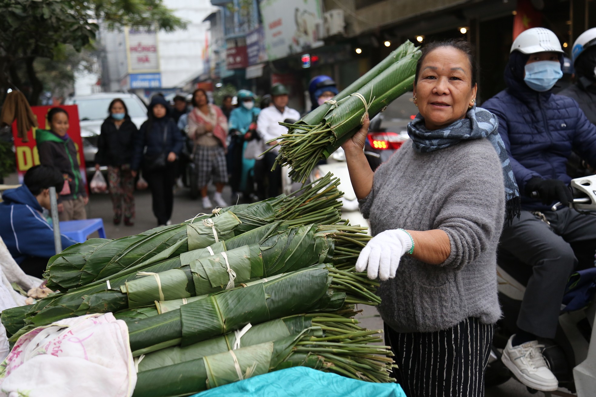 Chợ lá dong lâu đời nhất Hà Nội tấp nập từ sáng đến tối- Ảnh 5.