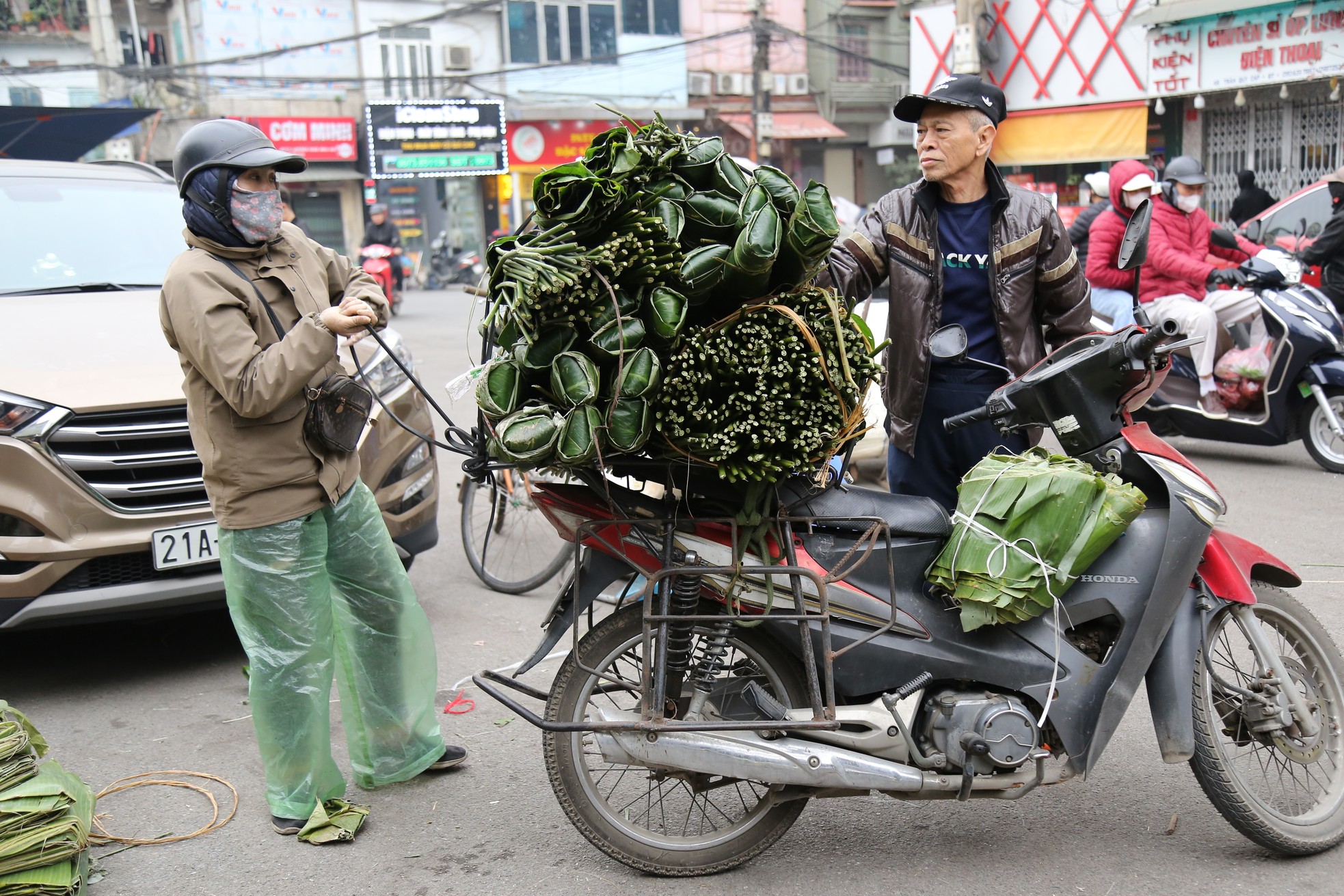 Chợ lá dong lâu đời nhất Hà Nội tấp nập từ sáng đến tối- Ảnh 6.