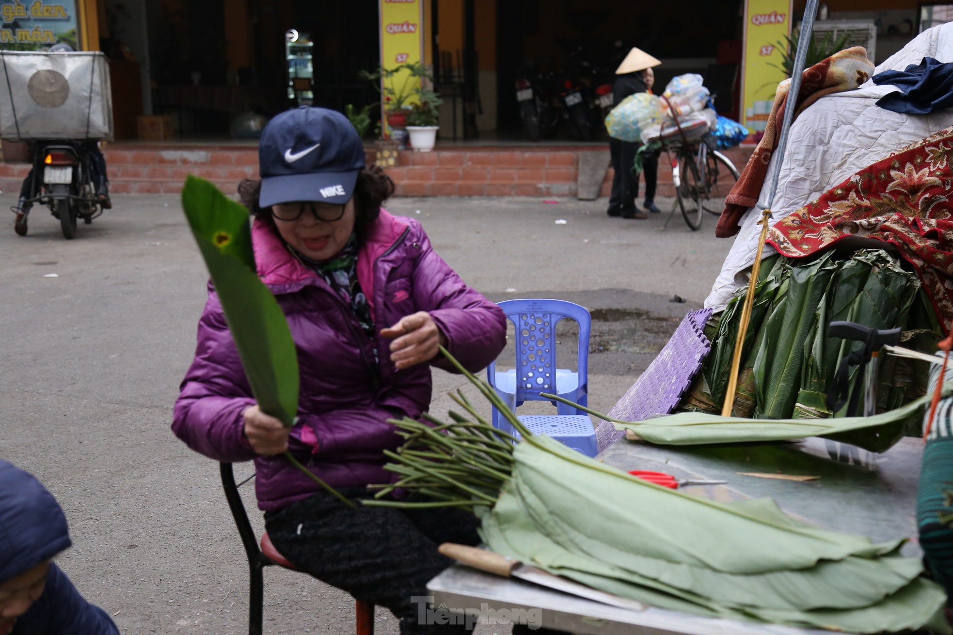 Chợ lá dong lâu đời nhất Hà Nội tấp nập từ sáng đến tối- Ảnh 8.