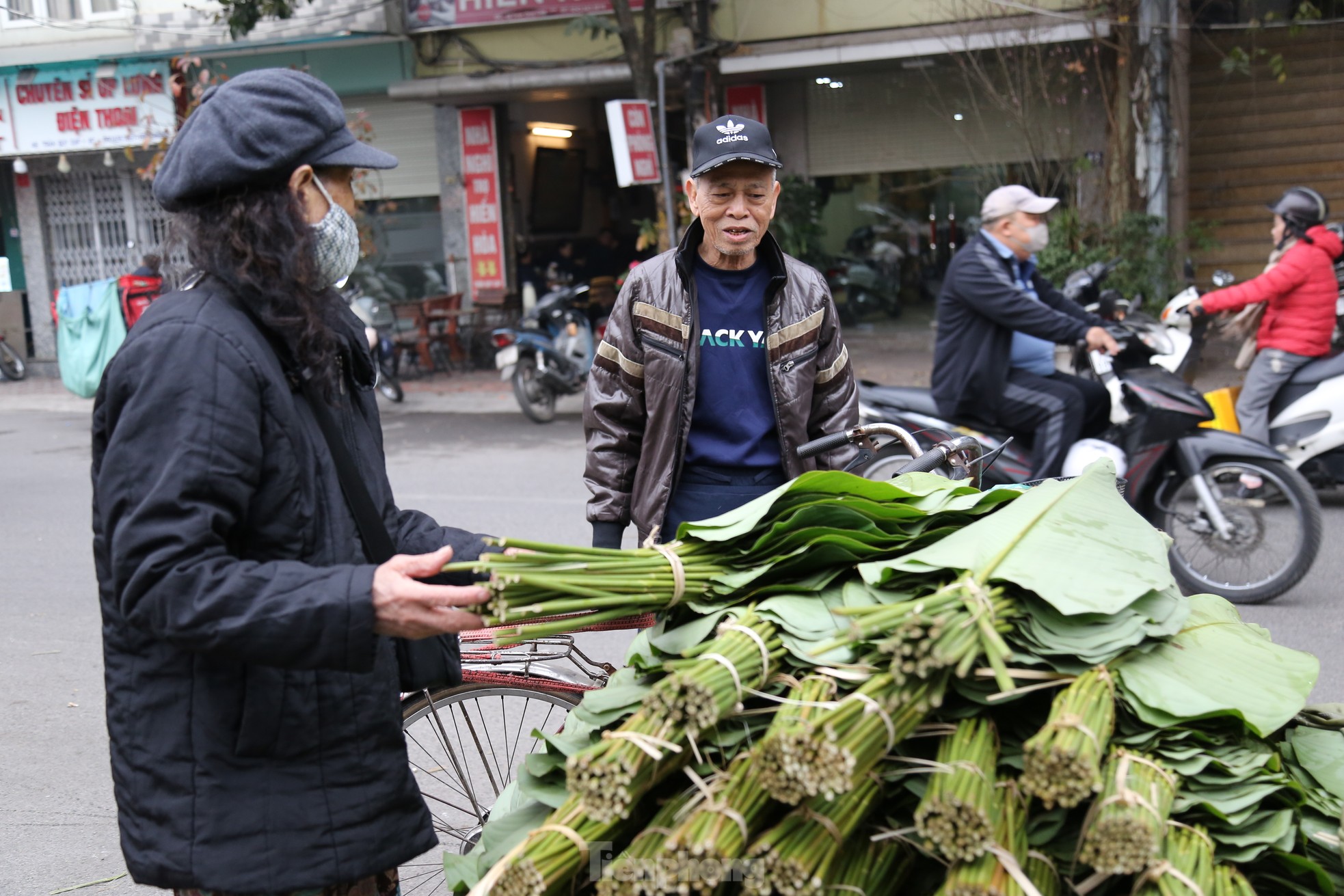 Chợ lá dong lâu đời nhất Hà Nội tấp nập từ sáng đến tối- Ảnh 1.