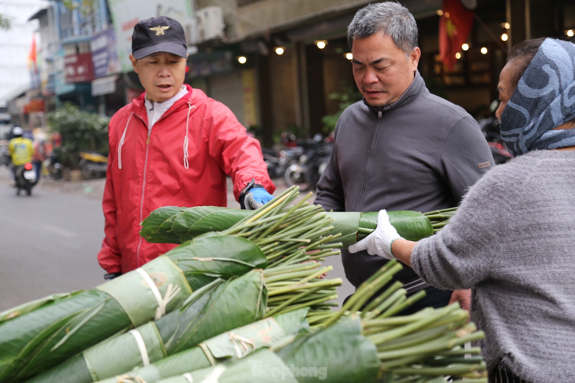 Chợ lá dong lâu đời nhất Hà Nội tấp nập từ sáng đến tối- Ảnh 10.