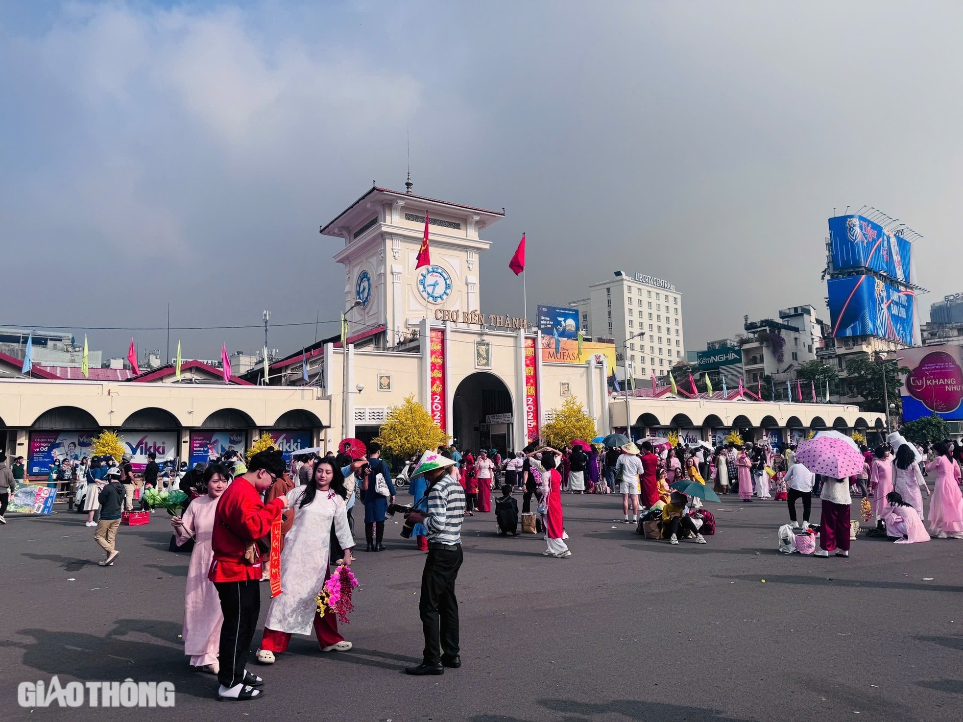 Chợ Bến Thành ngập rác khi hàng trăm người kéo đến chụp ảnh Tết ảnh 1