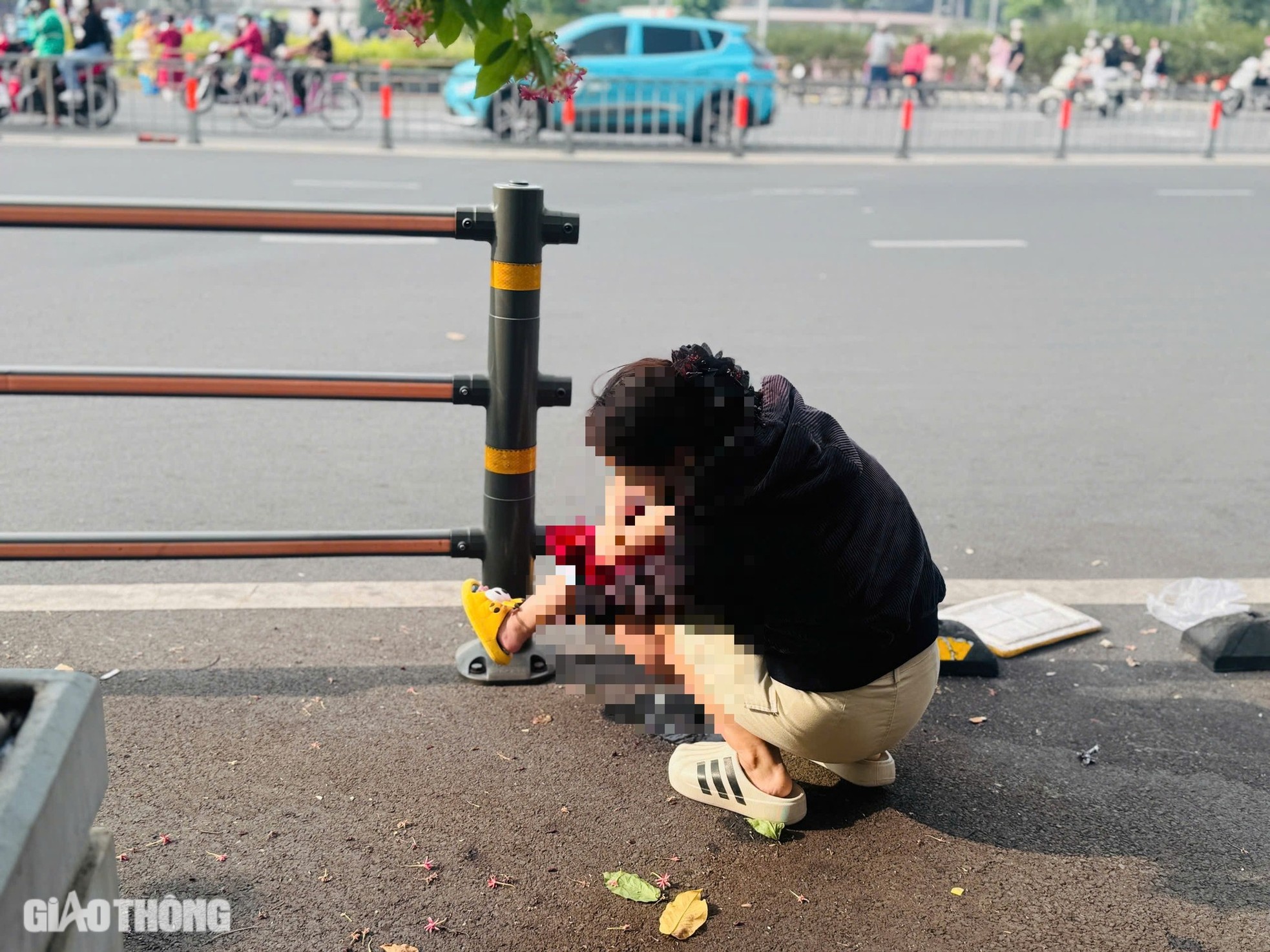 Chợ Bến Thành ngập rác khi hàng trăm người kéo đến chụp ảnh Tết ảnh 9