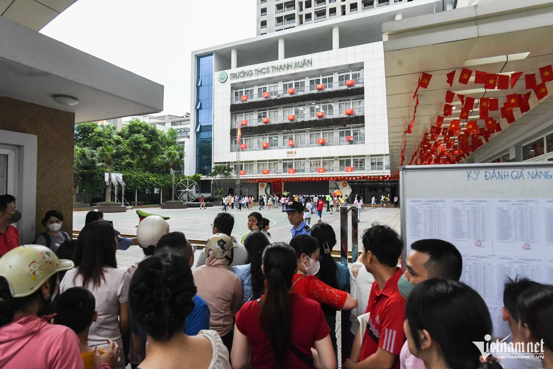 Hàng loạt thí sinh ở Hà Nội đến nhầm điểm thi, nhiều thầy cô đành làm 'xe ôm' ảnh 1