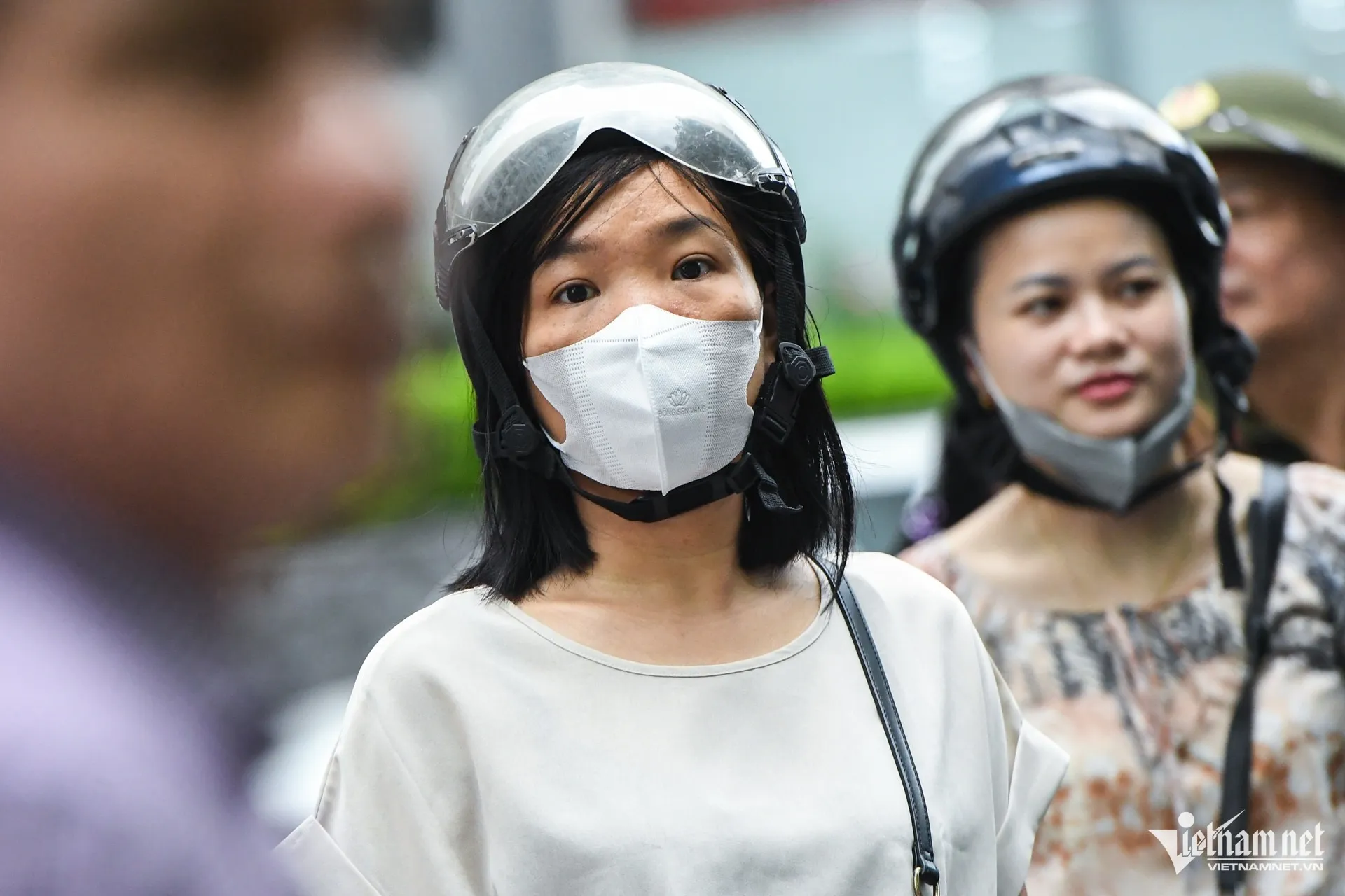 Hàng loạt thí sinh ở Hà Nội đến nhầm điểm thi, nhiều thầy cô đành làm 'xe ôm' ảnh 2