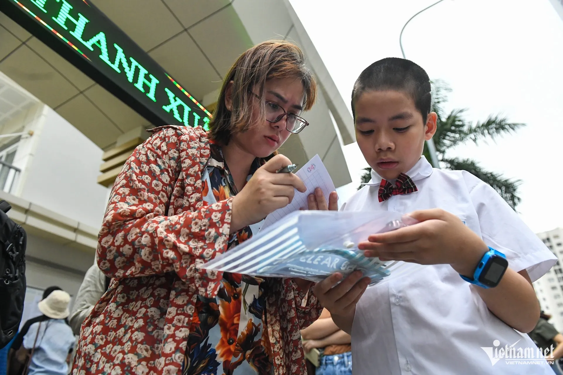 Hàng loạt thí sinh ở Hà Nội đến nhầm điểm thi, nhiều thầy cô đành làm 'xe ôm' ảnh 6