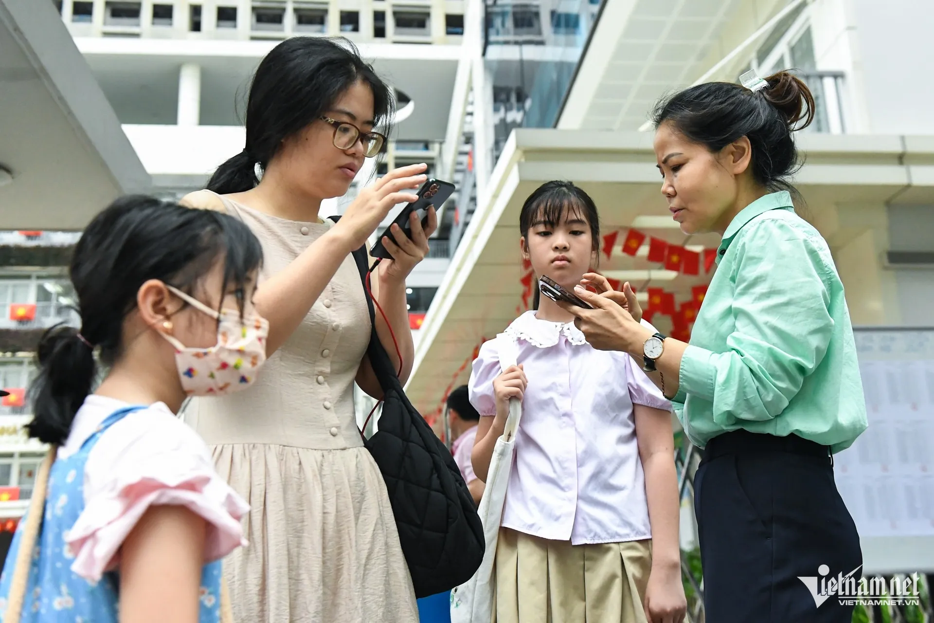 Hàng loạt thí sinh ở Hà Nội đến nhầm điểm thi, nhiều thầy cô đành làm 'xe ôm' ảnh 9