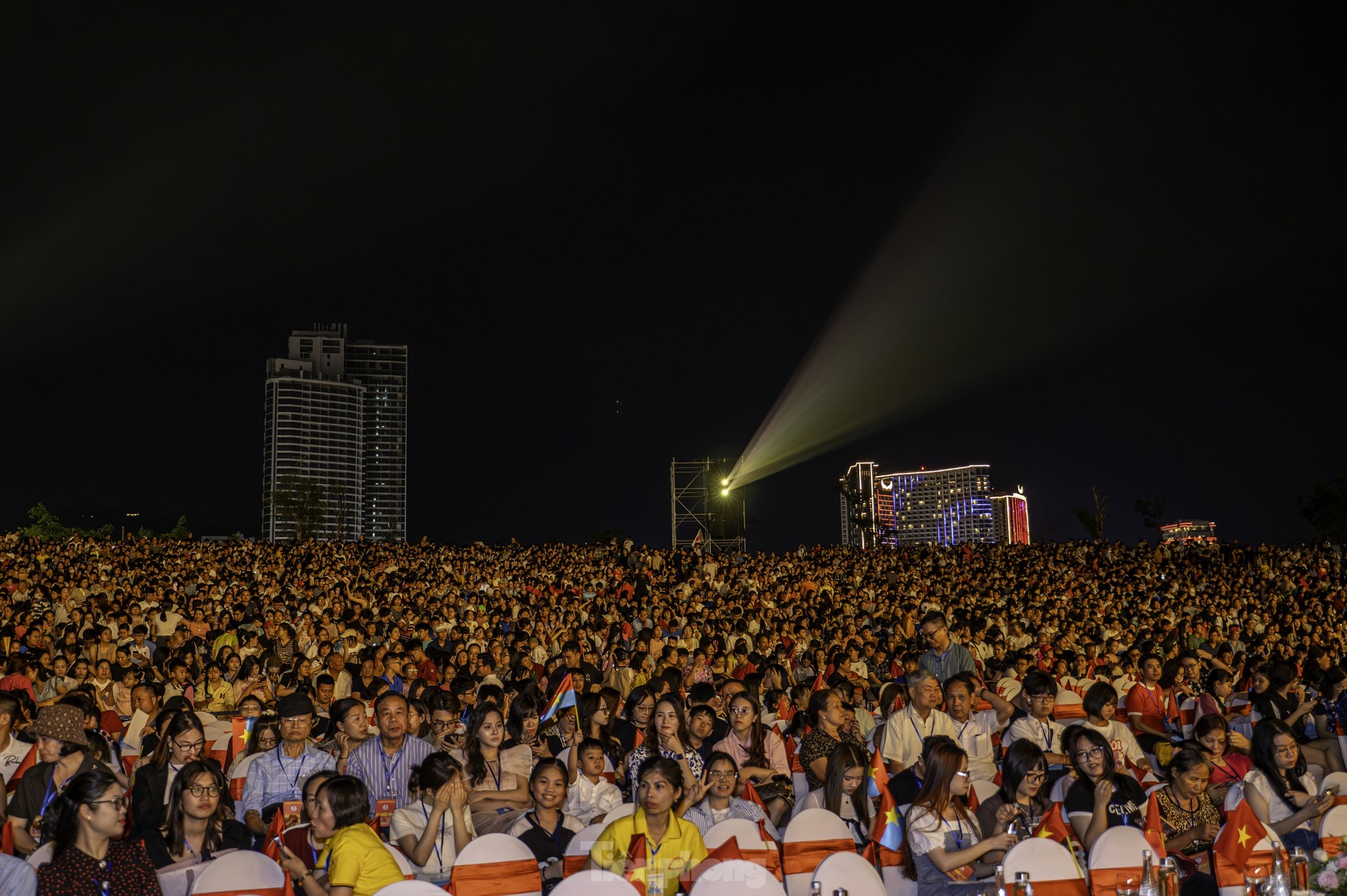 Hơn 20.000 người ‘du lịch khắp 3 miền’ trong 90 phút tại Carnaval Hạ Long ảnh 5