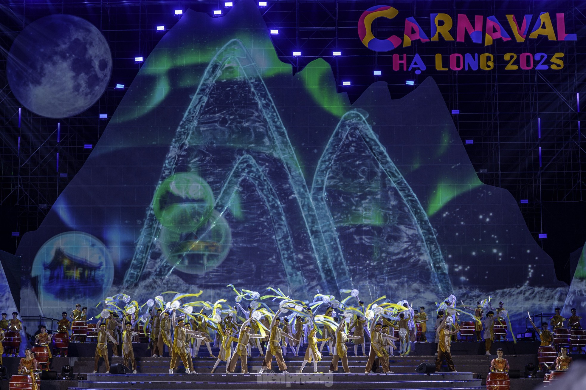 Hơn 20.000 người ‘du lịch khắp 3 miền’ trong 90 phút tại Carnaval Hạ Long ảnh 2