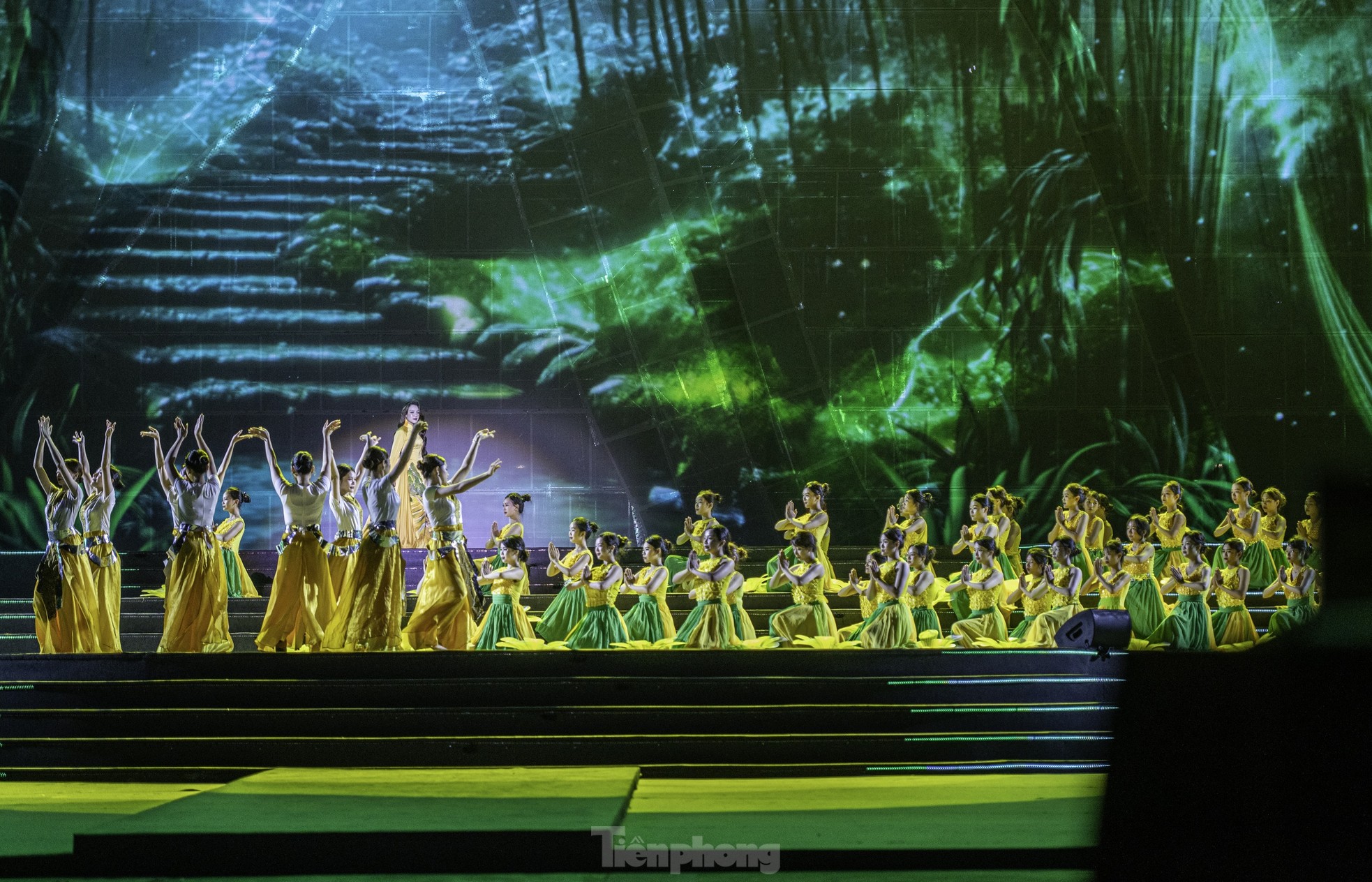 Hơn 20.000 người ‘du lịch khắp 3 miền’ trong 90 phút tại Carnaval Hạ Long ảnh 20