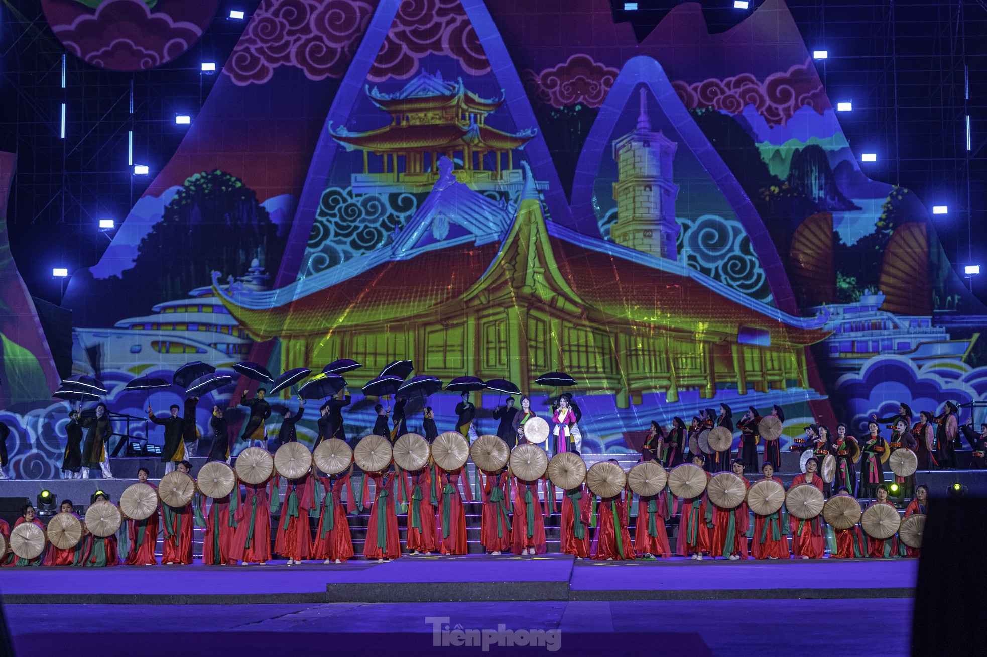 Hơn 20.000 người ‘du lịch khắp 3 miền’ trong 90 phút tại Carnaval Hạ Long ảnh 16