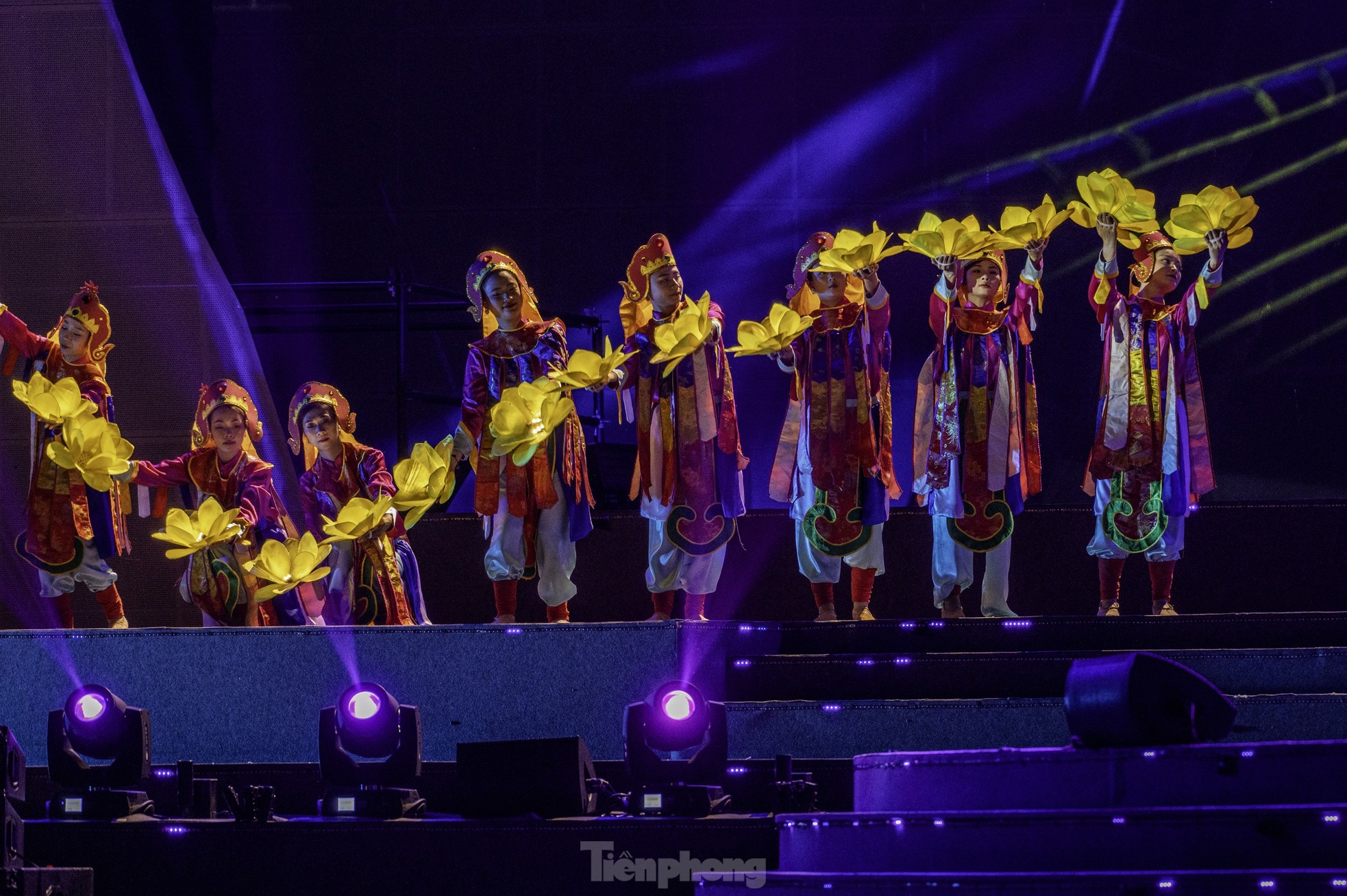 Hơn 20.000 người ‘du lịch khắp 3 miền’ trong 90 phút tại Carnaval Hạ Long ảnh 30