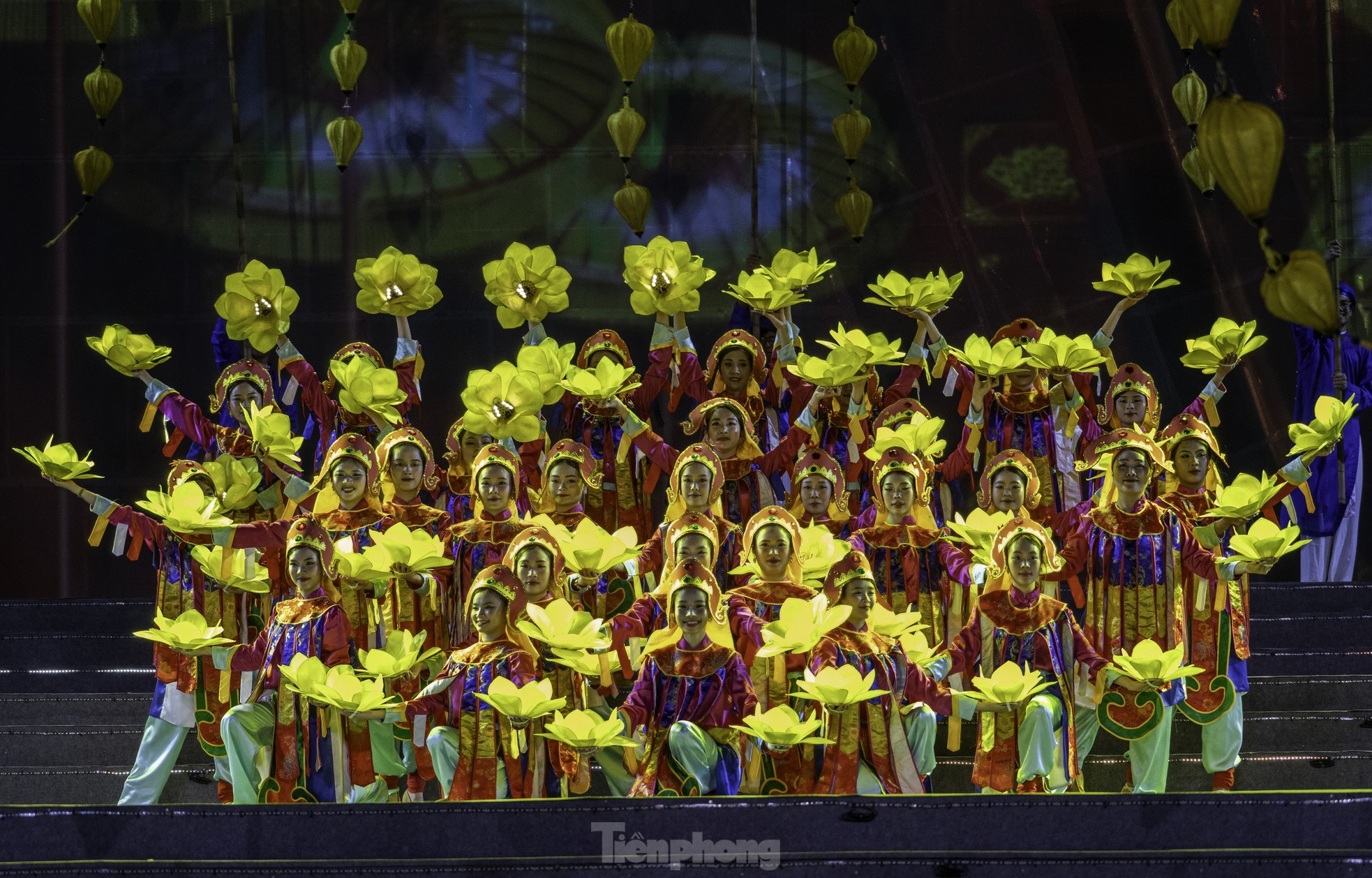 Hơn 20.000 người ‘du lịch khắp 3 miền’ trong 90 phút tại Carnaval Hạ Long ảnh 14