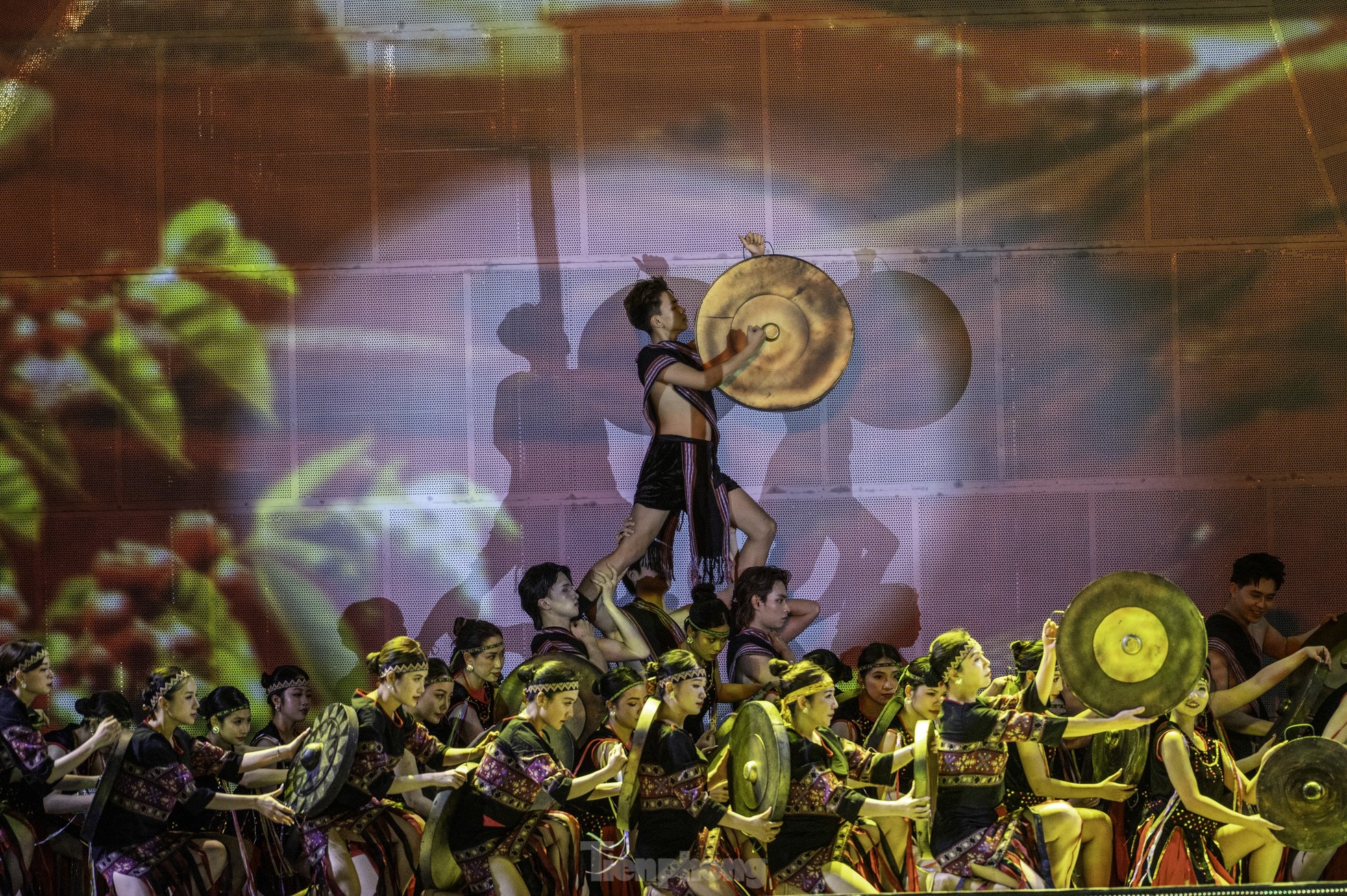 Hơn 20.000 người ‘du lịch khắp 3 miền’ trong 90 phút tại Carnaval Hạ Long ảnh 11