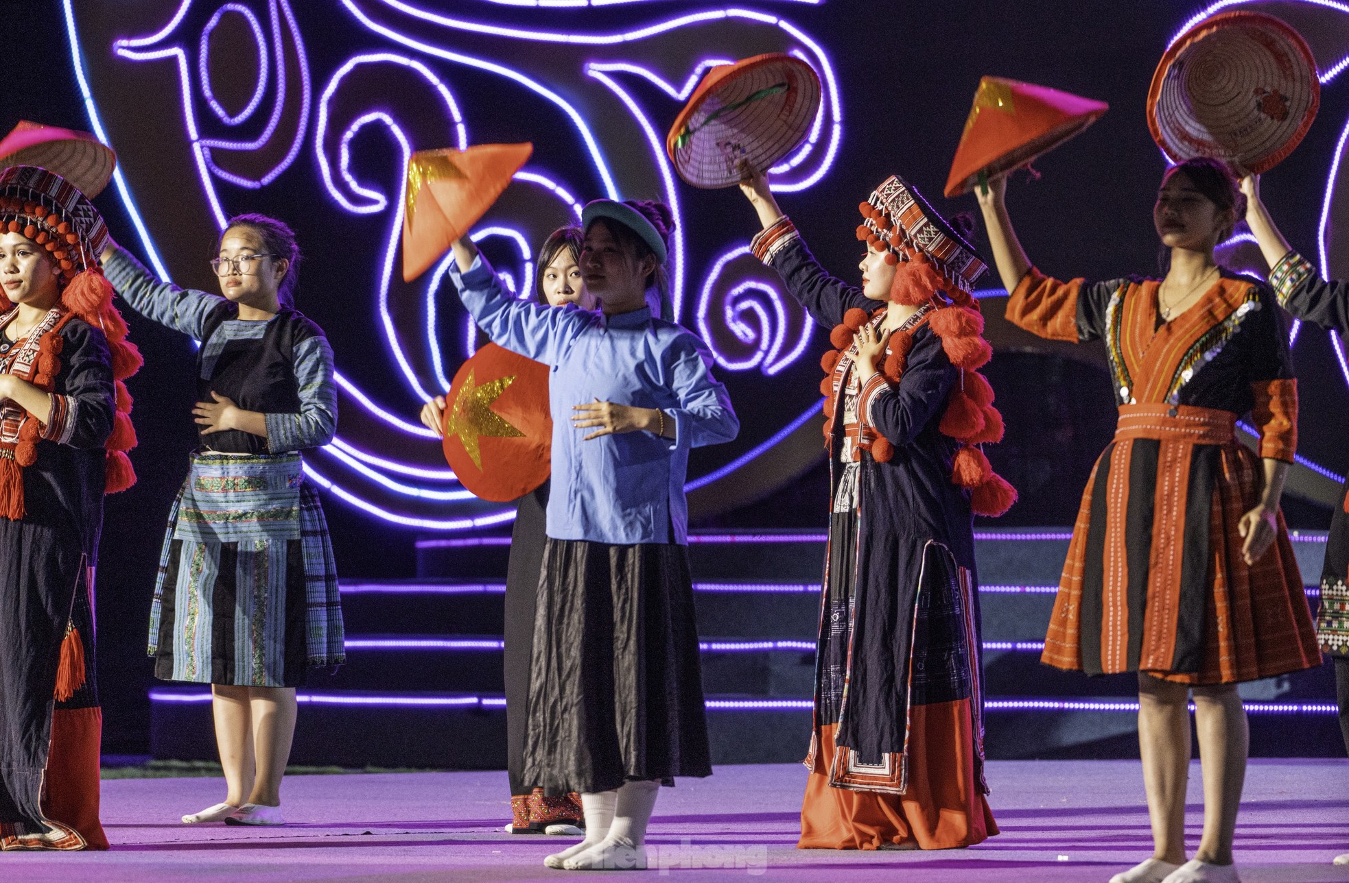 Hơn 20.000 người ‘du lịch khắp 3 miền’ trong 90 phút tại Carnaval Hạ Long ảnh 32