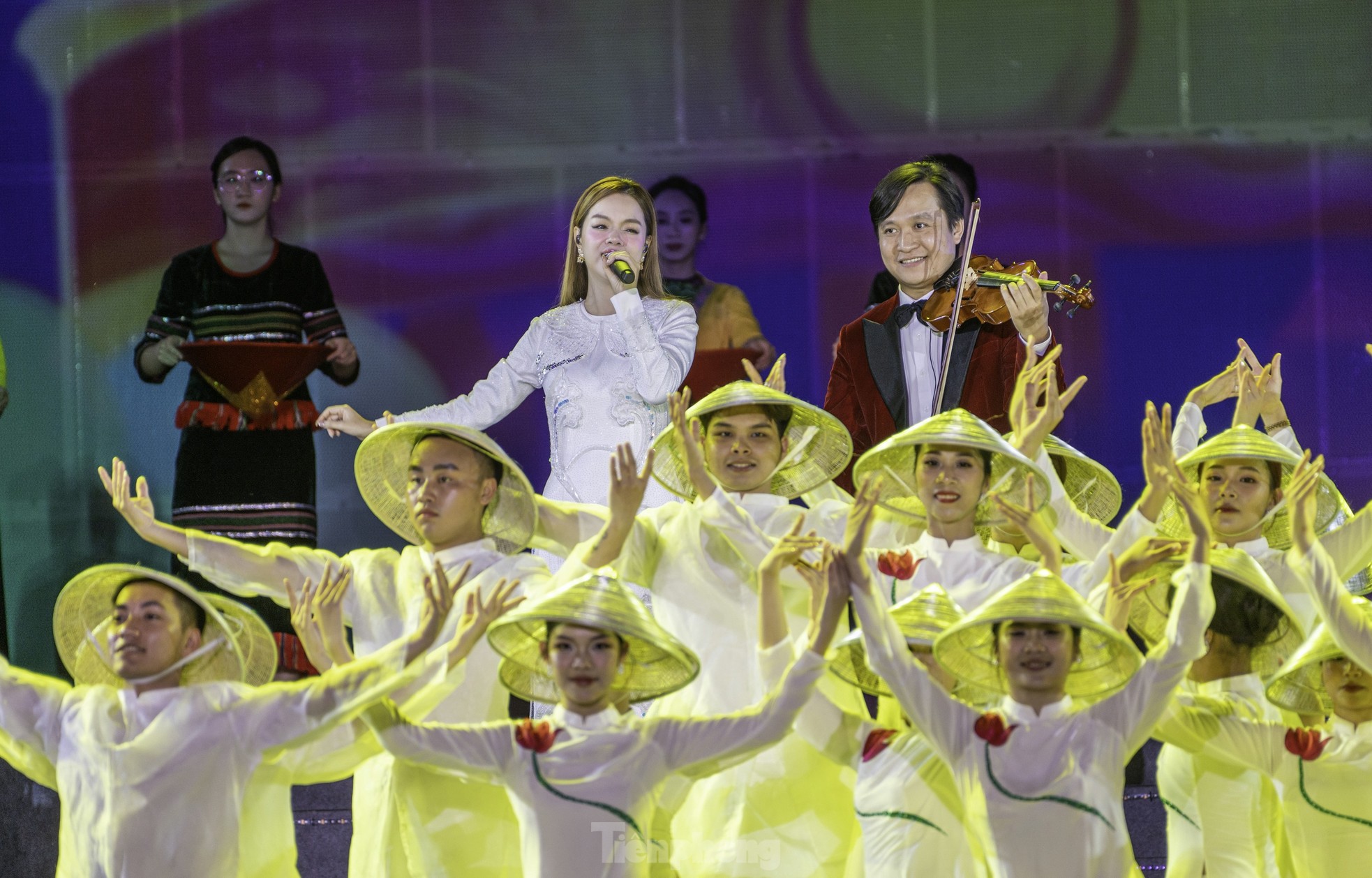 Hơn 20.000 người ‘du lịch khắp 3 miền’ trong 90 phút tại Carnaval Hạ Long ảnh 33