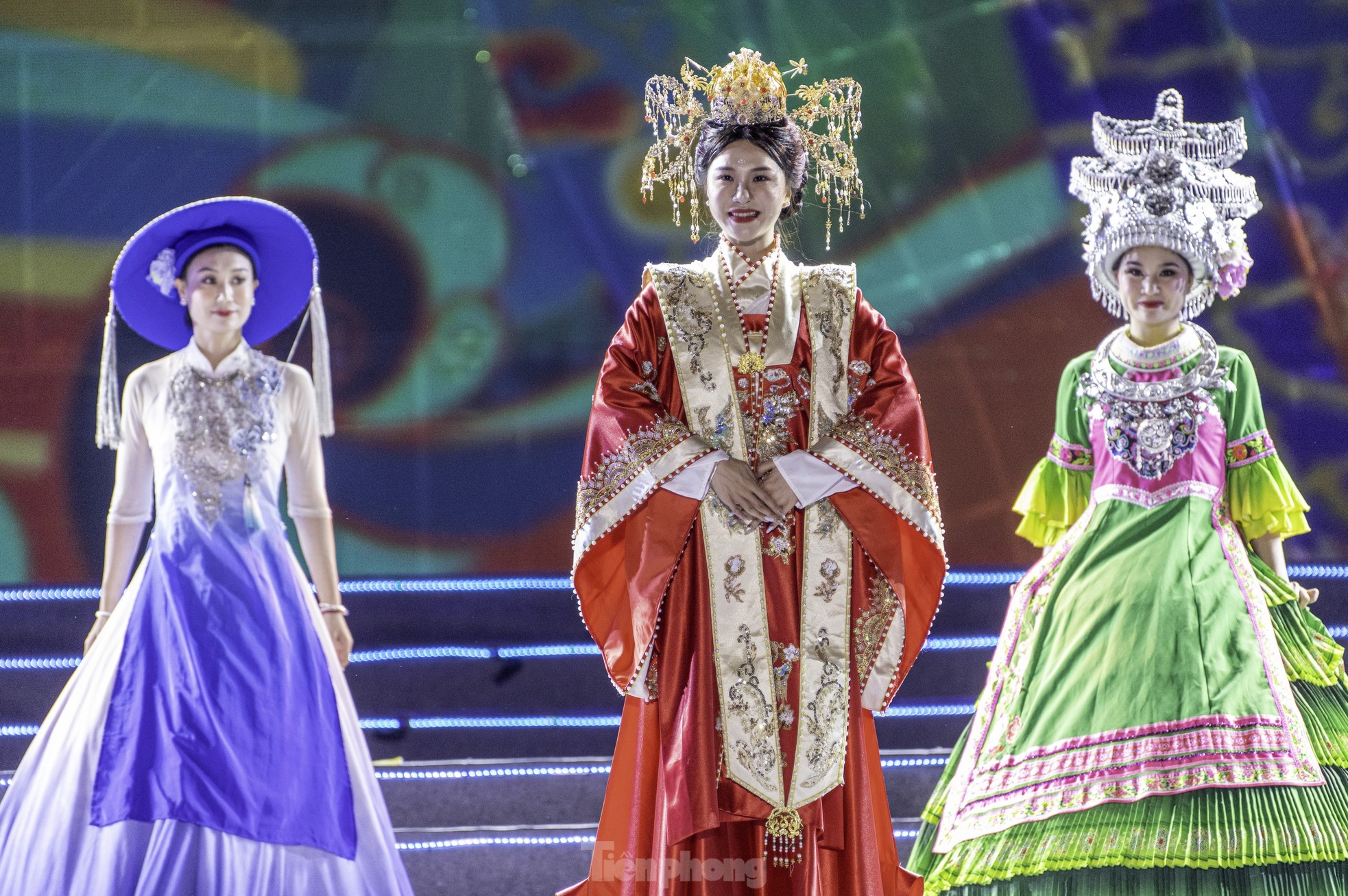 Hơn 20.000 người ‘du lịch khắp 3 miền’ trong 90 phút tại Carnaval Hạ Long ảnh 23