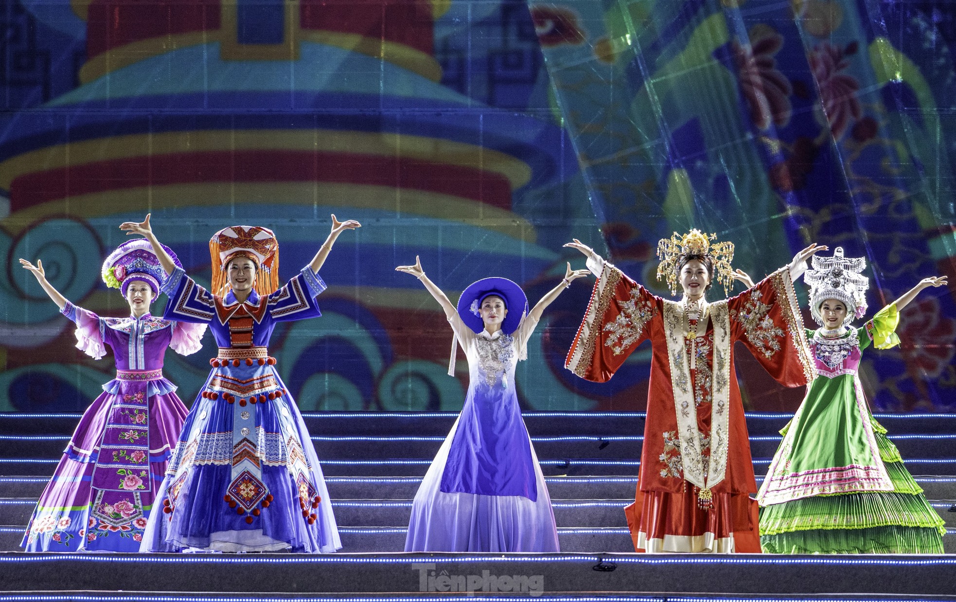 Hơn 20.000 người ‘du lịch khắp 3 miền’ trong 90 phút tại Carnaval Hạ Long ảnh 22