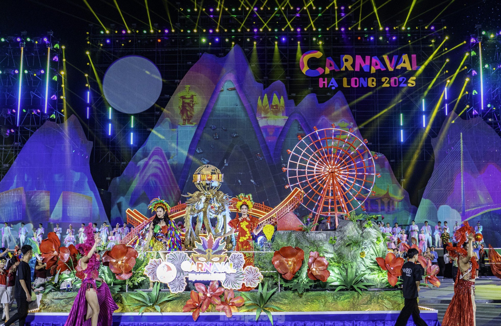 Hơn 20.000 người ‘du lịch khắp 3 miền’ trong 90 phút tại Carnaval Hạ Long ảnh 25