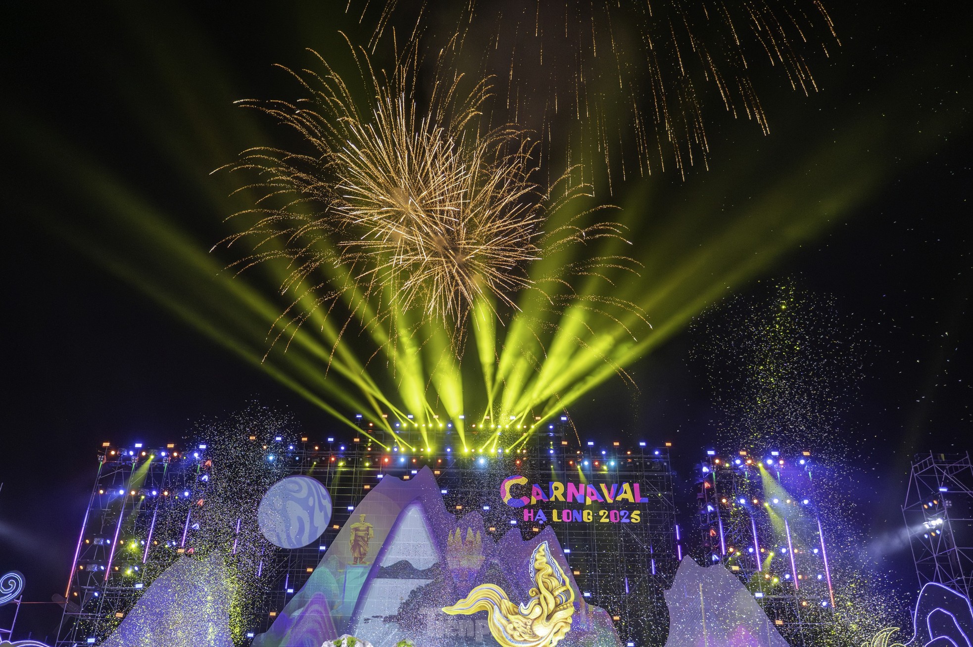 Hơn 20.000 người ‘du lịch khắp 3 miền’ trong 90 phút tại Carnaval Hạ Long ảnh 27
