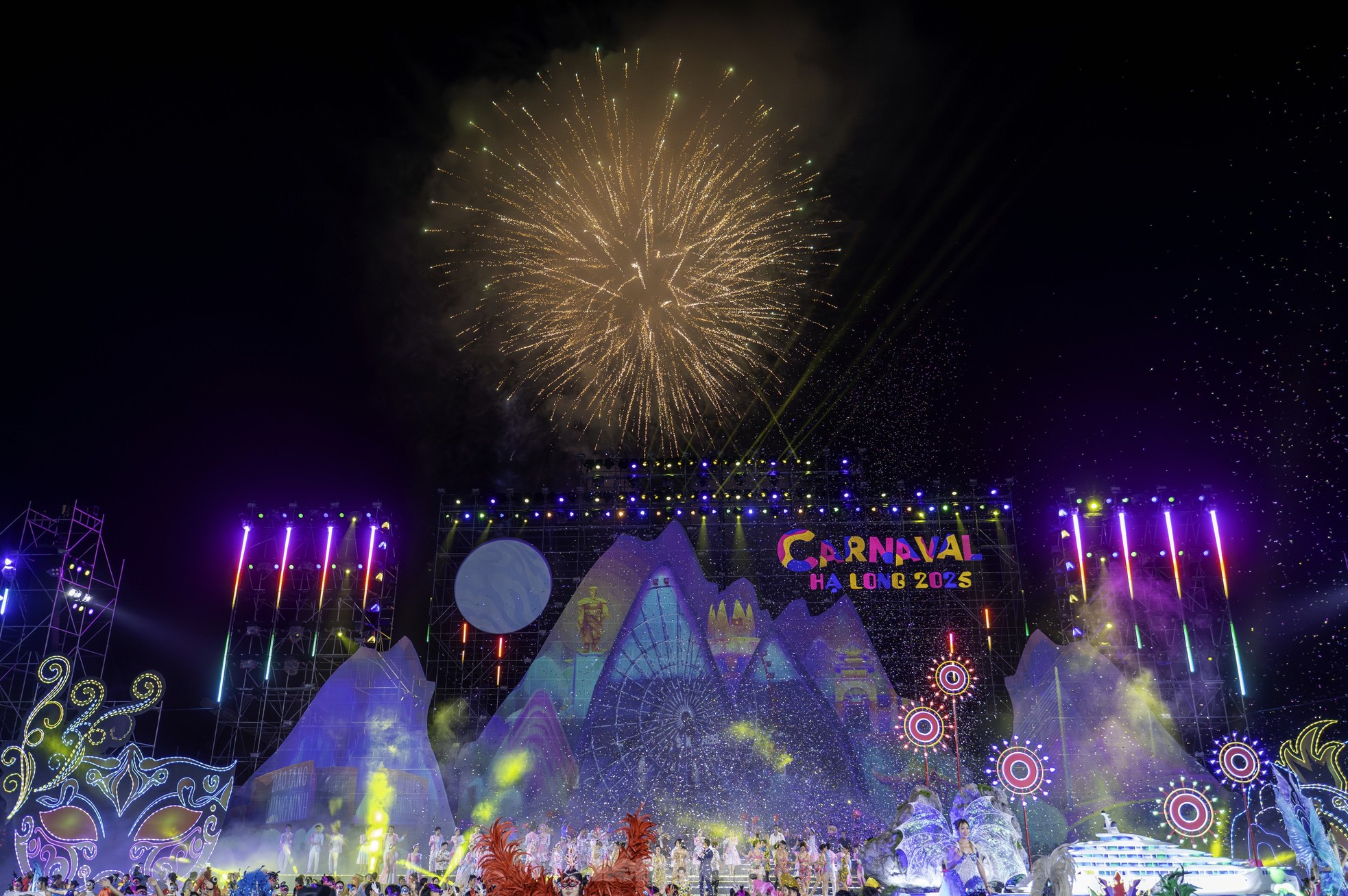 Hơn 20.000 người ‘du lịch khắp 3 miền’ trong 90 phút tại Carnaval Hạ Long ảnh 26