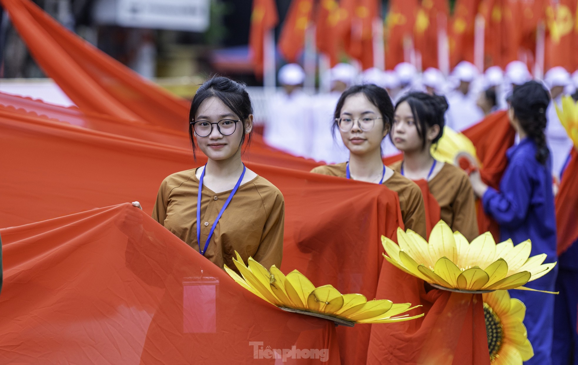 Những ‘bóng hồng’ tham gia diễu hành kỷ niệm 70 năm giải phóng Hải Phòng ảnh 17