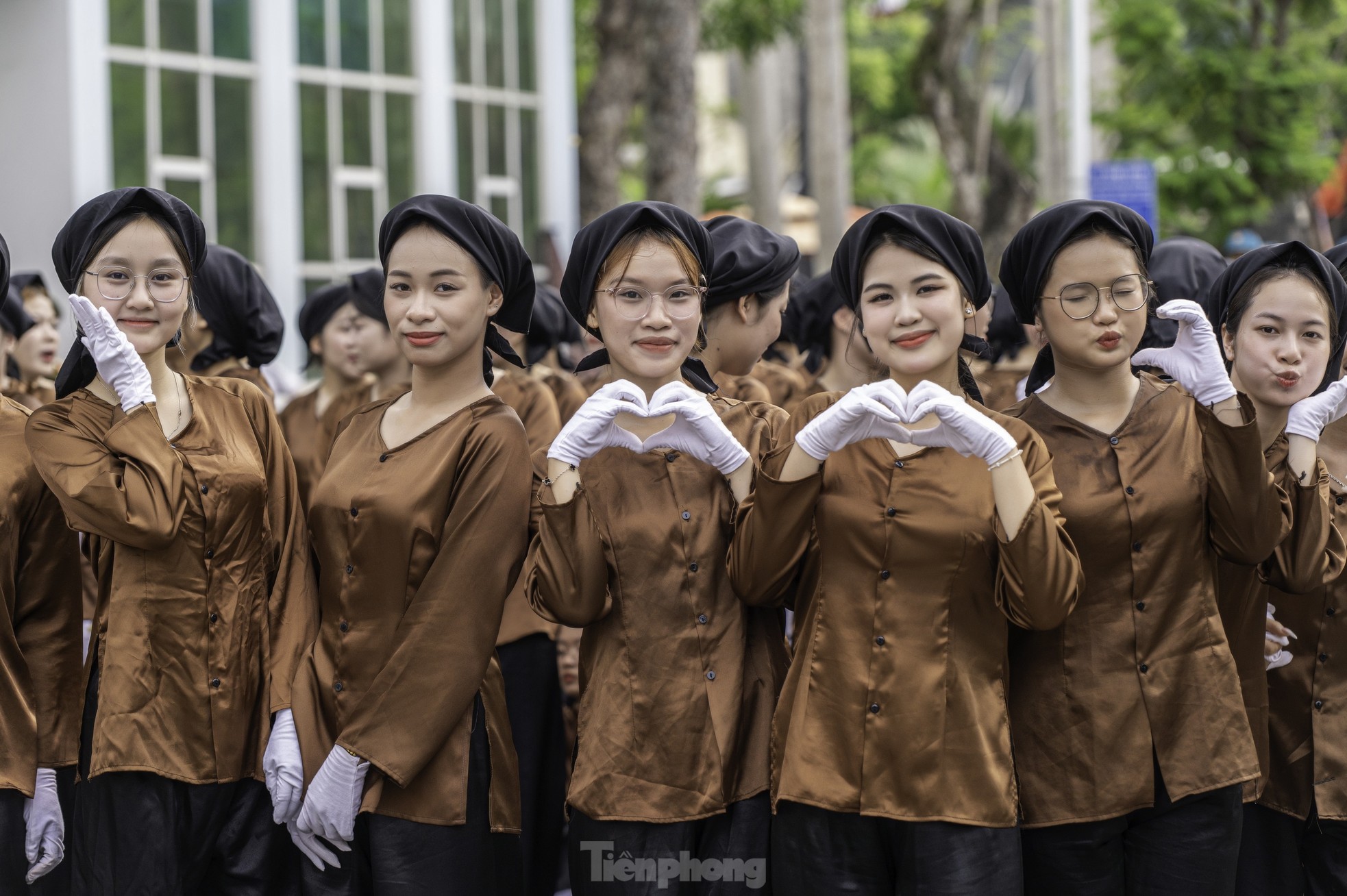 Những ‘bóng hồng’ tham gia diễu hành kỷ niệm 70 năm giải phóng Hải Phòng ảnh 5