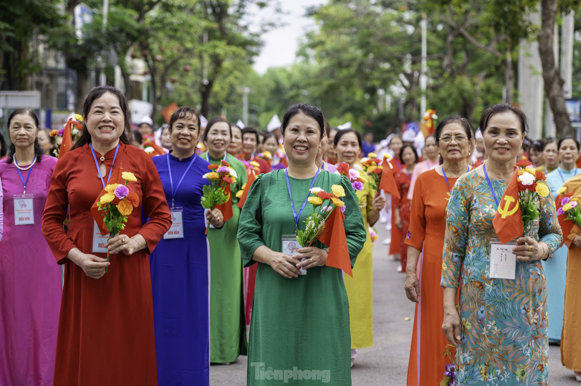 Những ‘bóng hồng’ tham gia diễu hành kỷ niệm 70 năm giải phóng Hải Phòng ảnh 9
