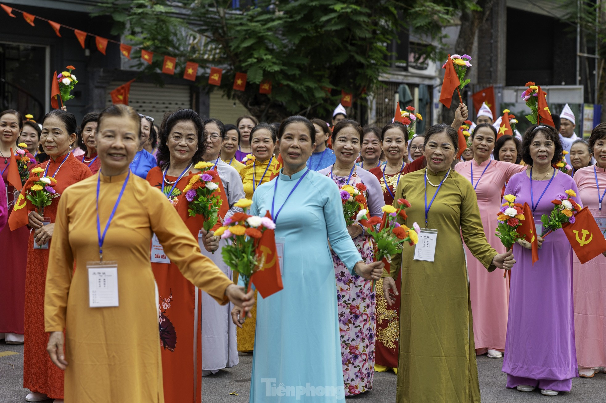 Những ‘bóng hồng’ tham gia diễu hành kỷ niệm 70 năm giải phóng Hải Phòng ảnh 10