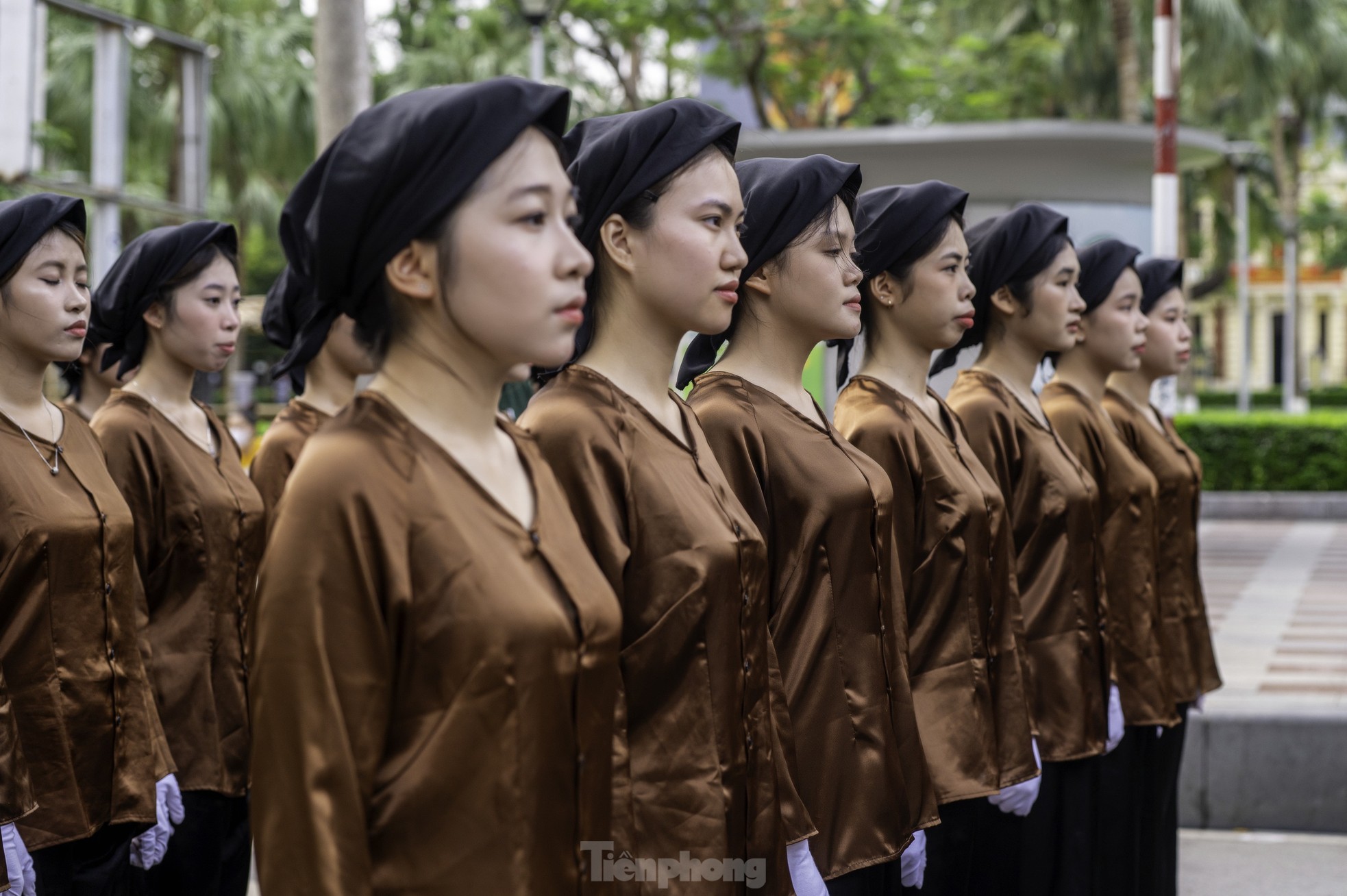 Những ‘bóng hồng’ tham gia diễu hành kỷ niệm 70 năm giải phóng Hải Phòng ảnh 4