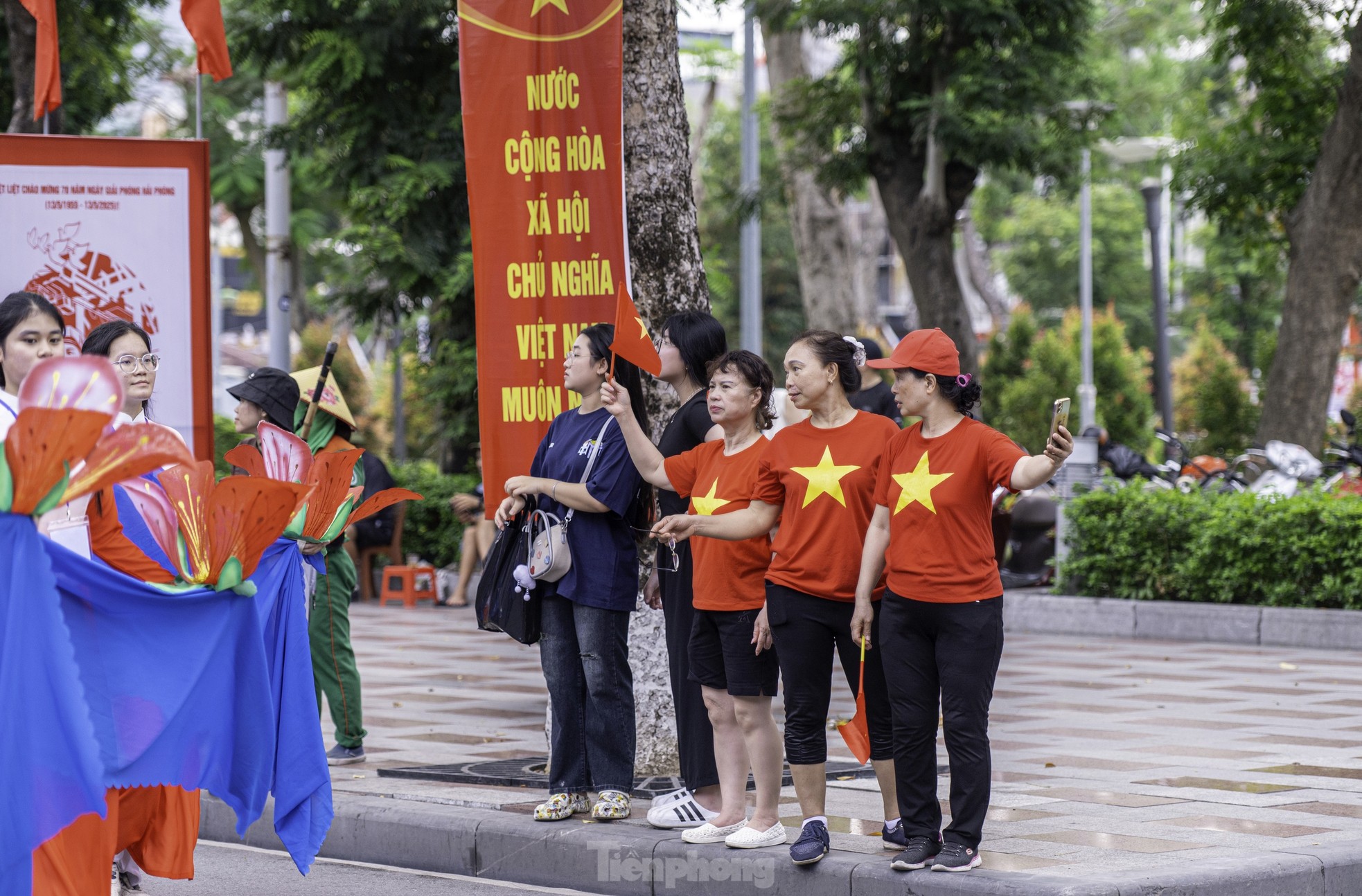 Những ‘bóng hồng’ tham gia diễu hành kỷ niệm 70 năm giải phóng Hải Phòng ảnh 16