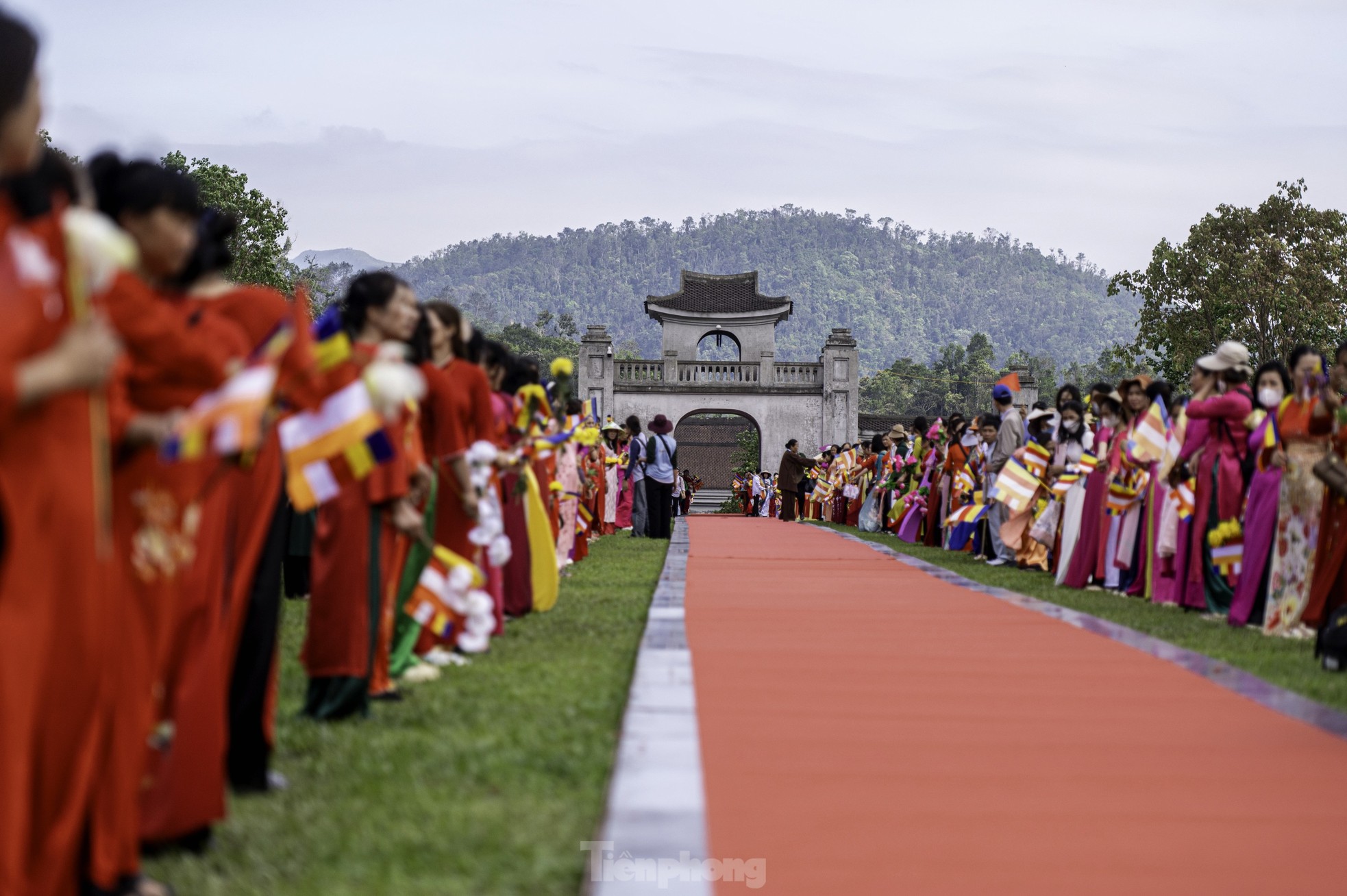 Hàng vạn người đổ về Yên Tử ảnh 7