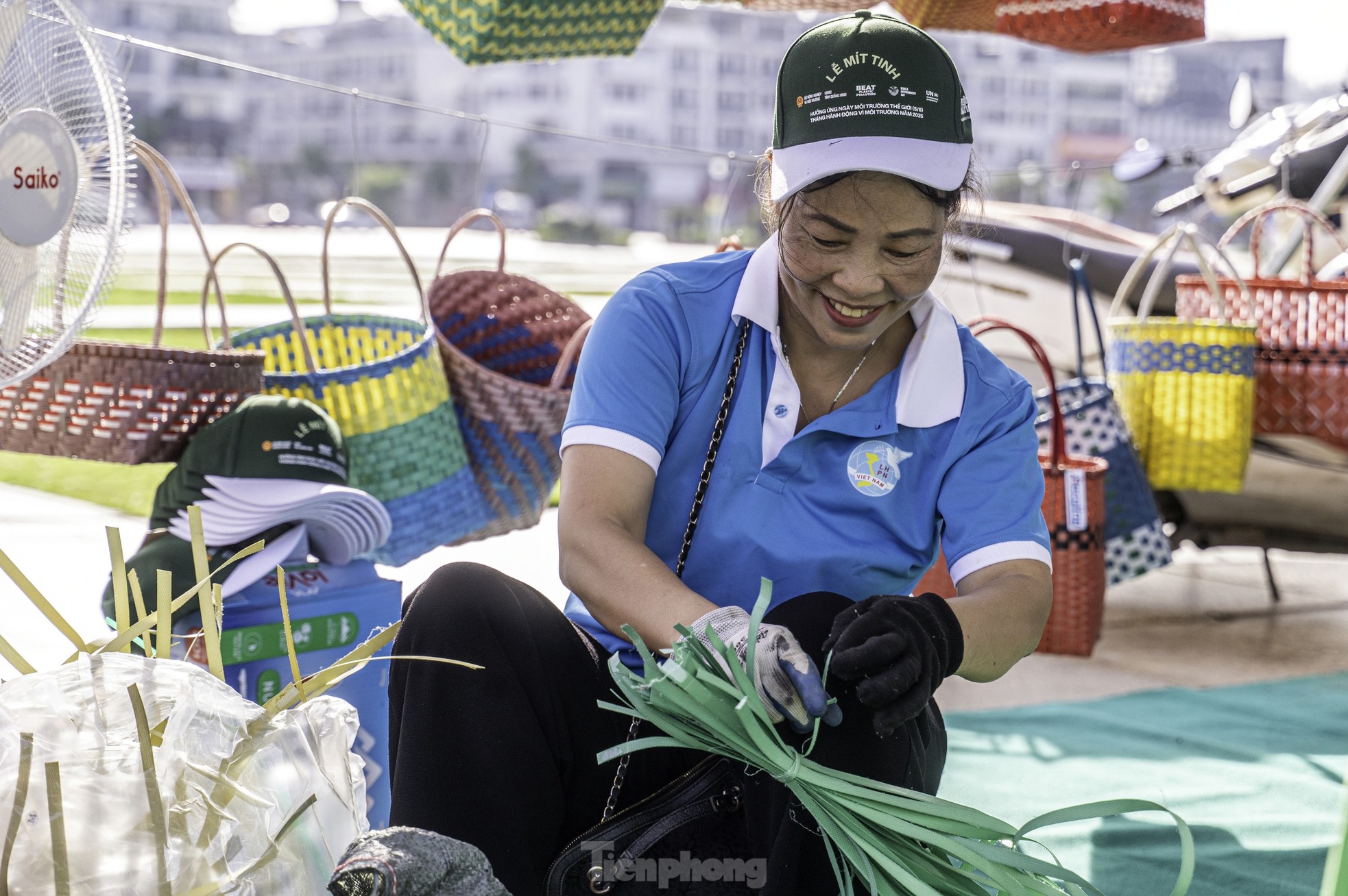 Ngỡ ngàng trước những tác phẩm có mặt tại chiến dịch 'chống ô nhiễm nhựa' ảnh 21