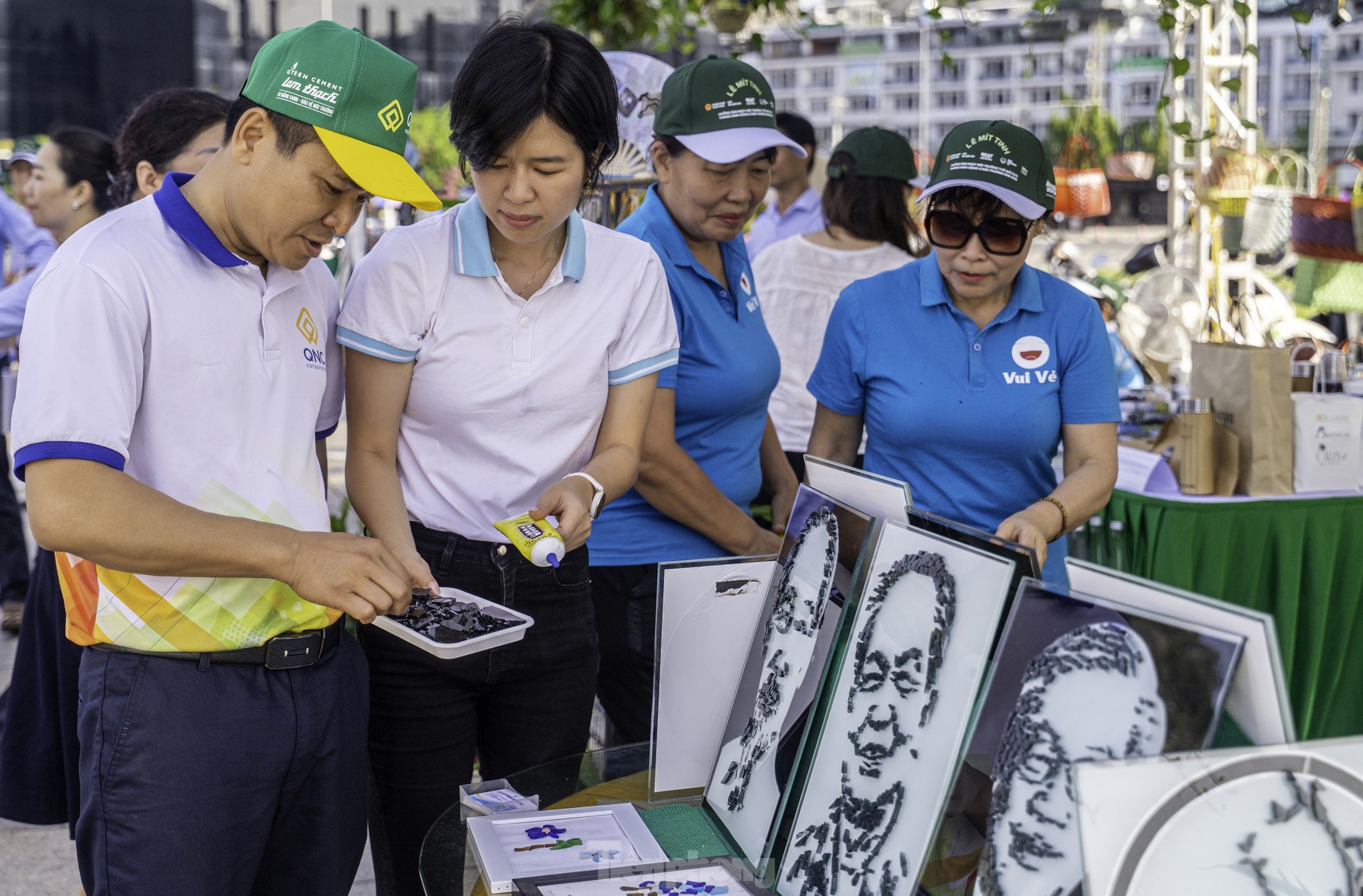 Ngỡ ngàng trước những tác phẩm có mặt tại chiến dịch 'chống ô nhiễm nhựa' ảnh 17