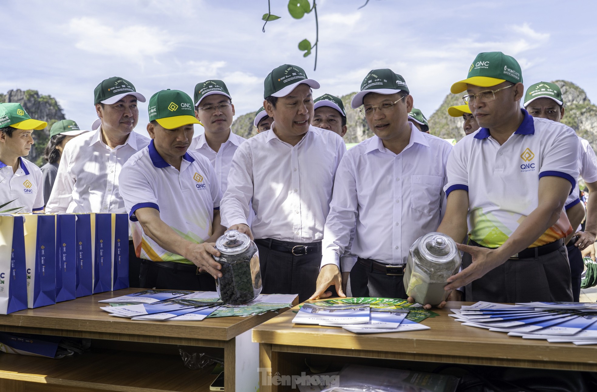 Ngỡ ngàng trước những tác phẩm có mặt tại chiến dịch 'chống ô nhiễm nhựa' ảnh 6