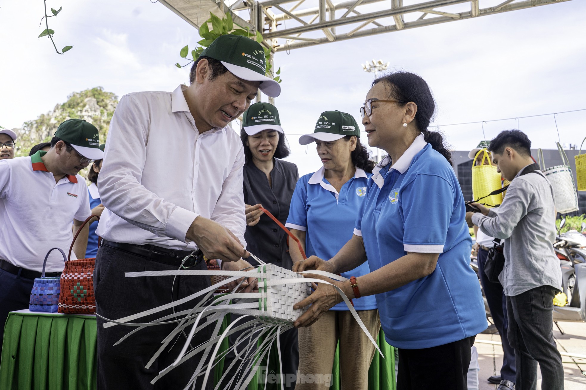 Ngỡ ngàng trước những tác phẩm có mặt tại chiến dịch 'chống ô nhiễm nhựa' ảnh 20