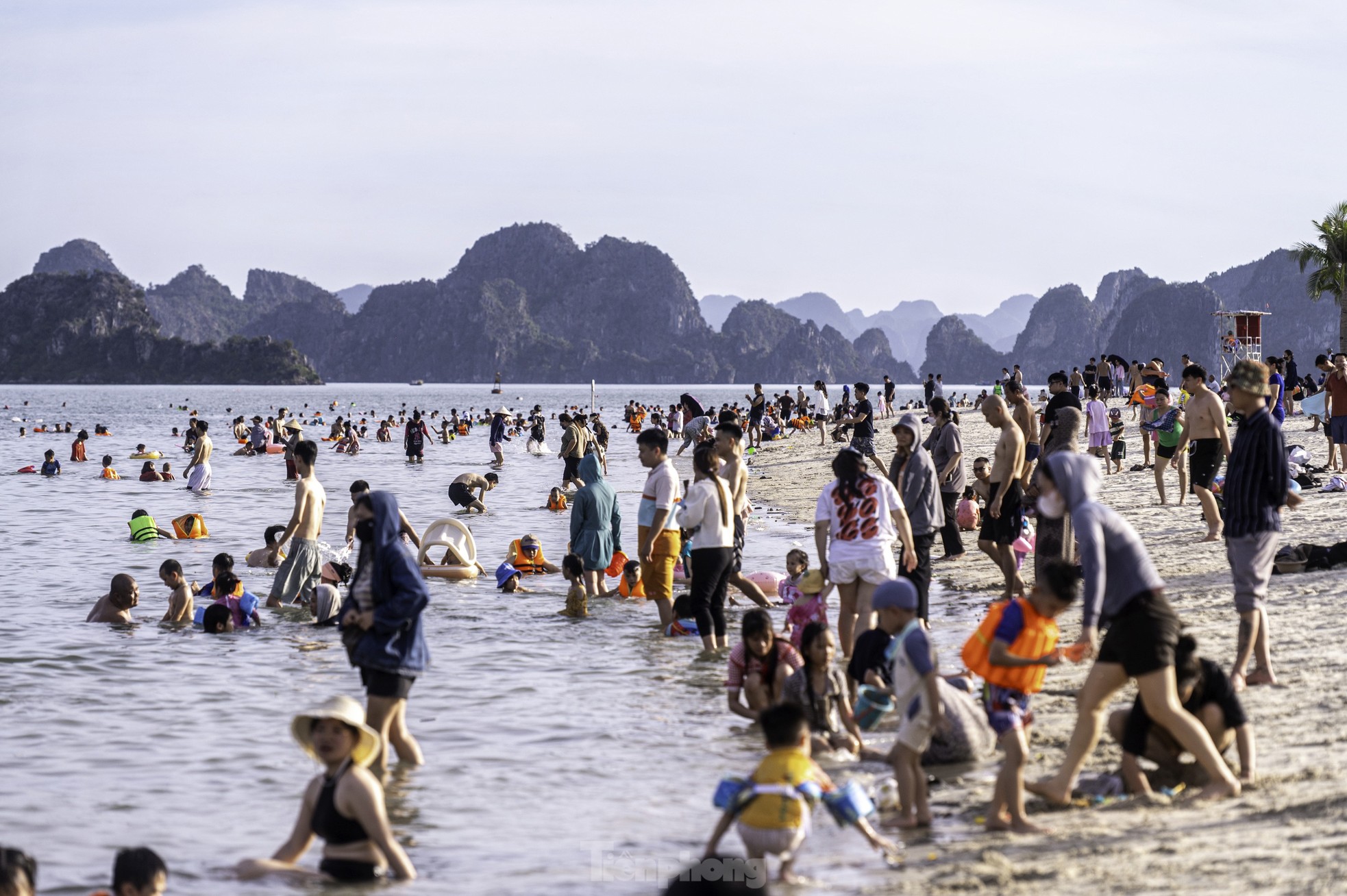 Người dân Hạ Long đưa trẻ nhỏ ra biển tránh nóng ảnh 6