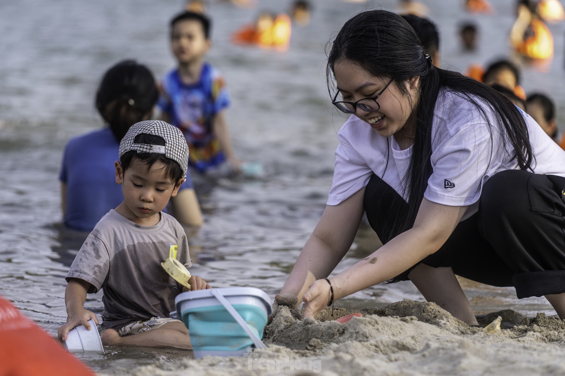 Người dân Hạ Long đưa trẻ nhỏ ra biển tránh nóng ảnh 5