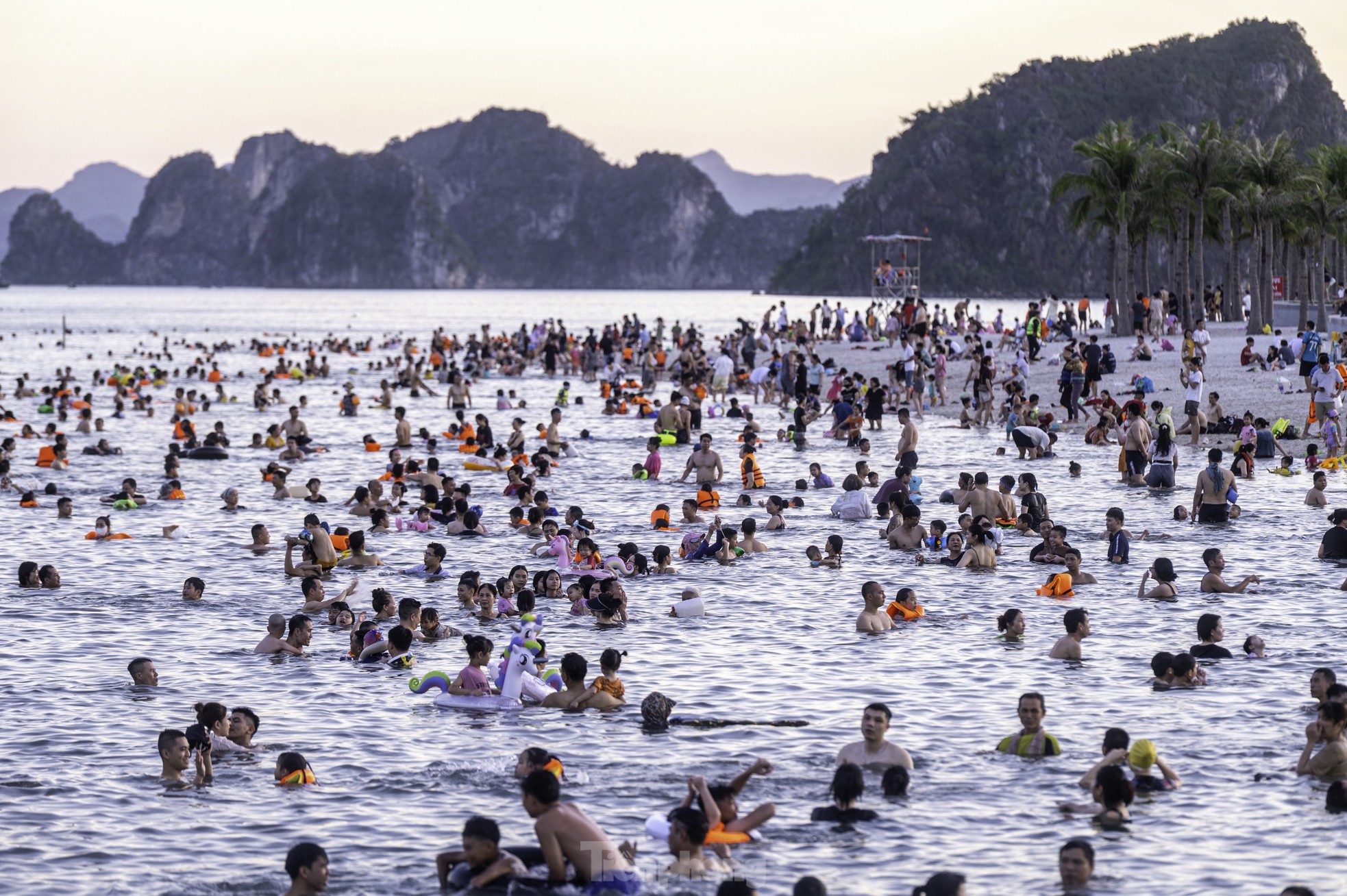 Người dân Hạ Long đưa trẻ nhỏ ra biển tránh nóng ảnh 19