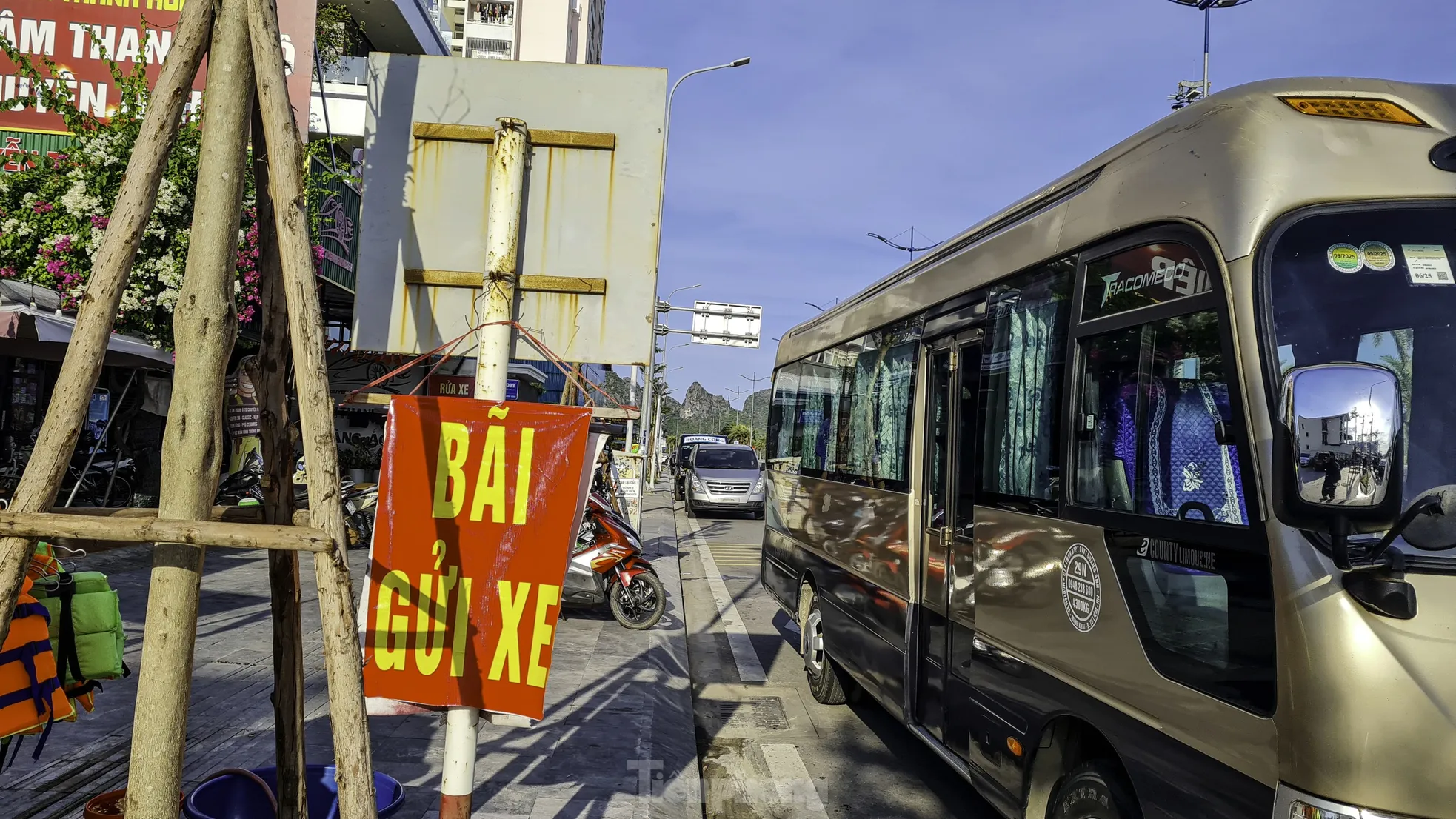 Chiếm dụng vỉa hè làm bãi gửi xe ở Hòn Gai ảnh 2