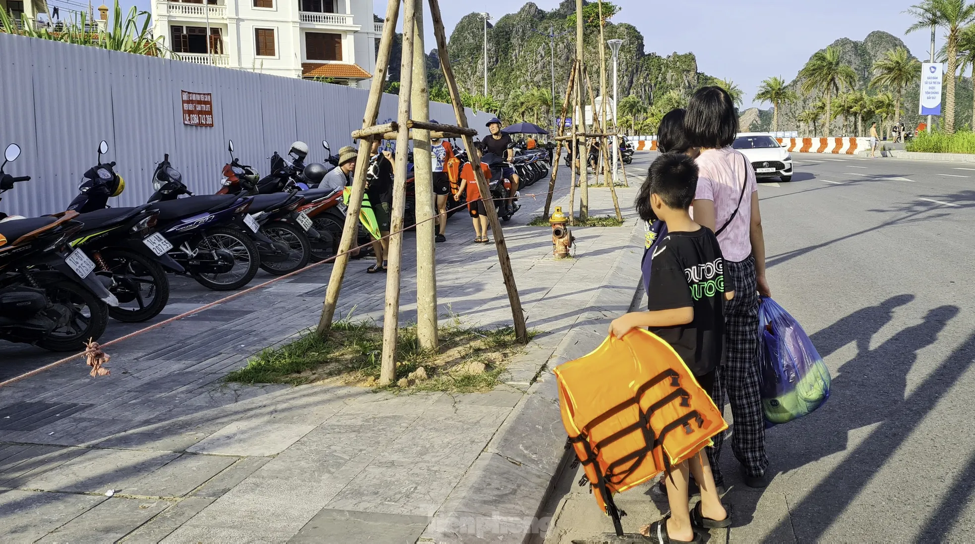 Chiếm dụng vỉa hè làm bãi gửi xe ở Hòn Gai ảnh 9