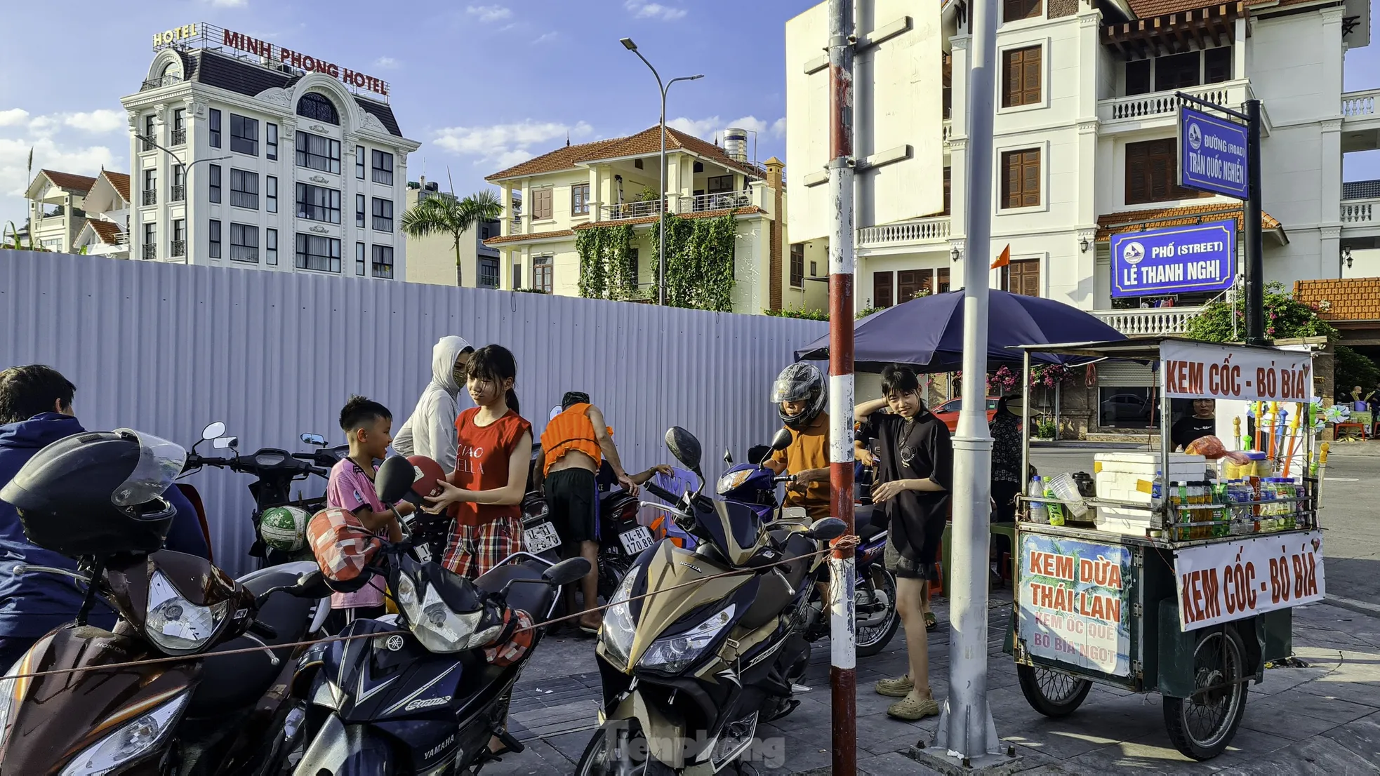 Chiếm dụng vỉa hè làm bãi gửi xe ở Hòn Gai ảnh 19