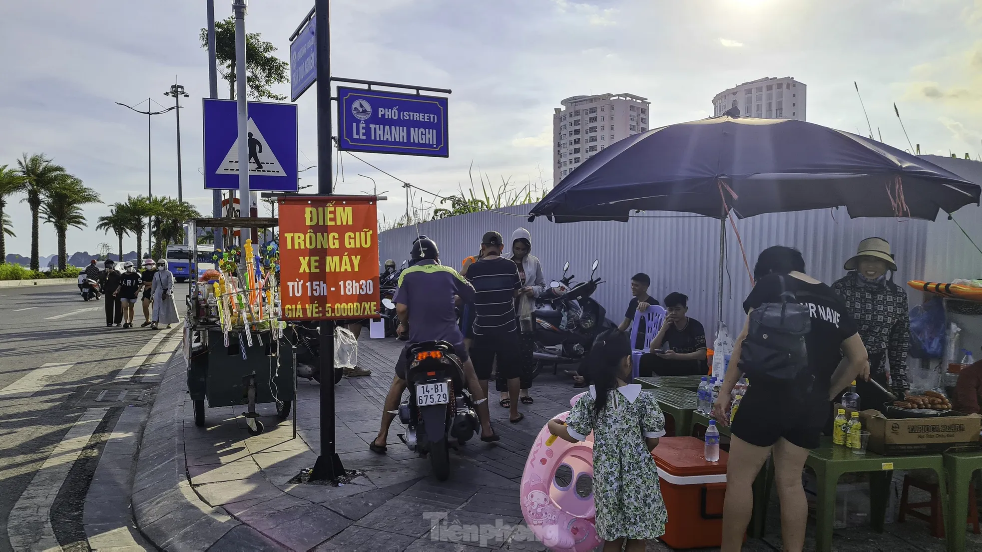 Chiếm dụng vỉa hè làm bãi gửi xe ở Hòn Gai ảnh 5