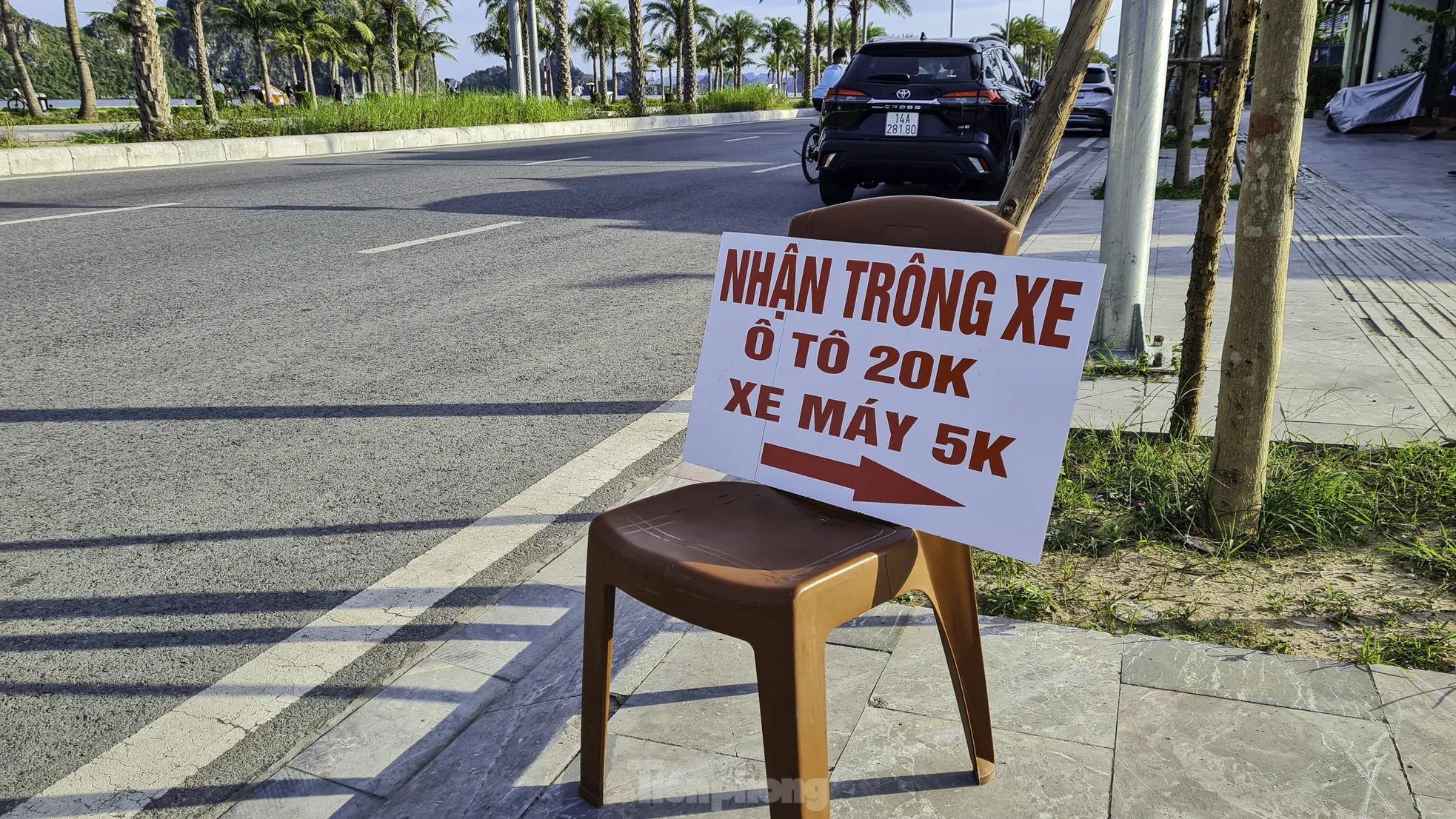 Chiếm dụng vỉa hè làm bãi gửi xe ở Hòn Gai ảnh 4