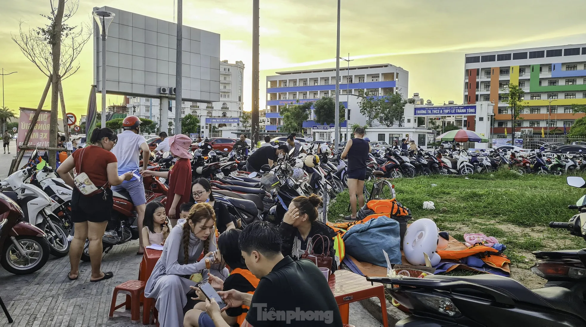 Chiếm dụng vỉa hè làm bãi gửi xe ở Hòn Gai ảnh 8
