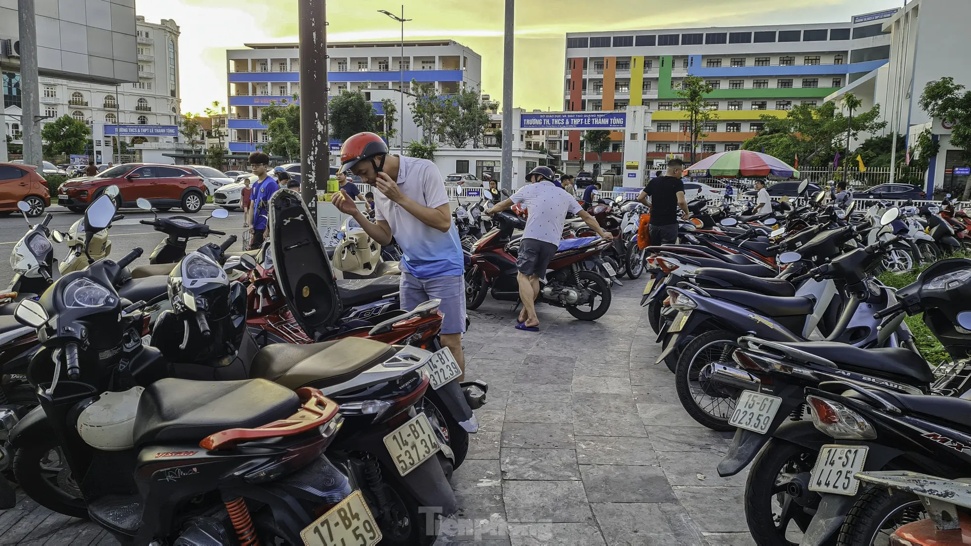 Chiếm dụng vỉa hè làm bãi gửi xe ở Hòn Gai ảnh 12