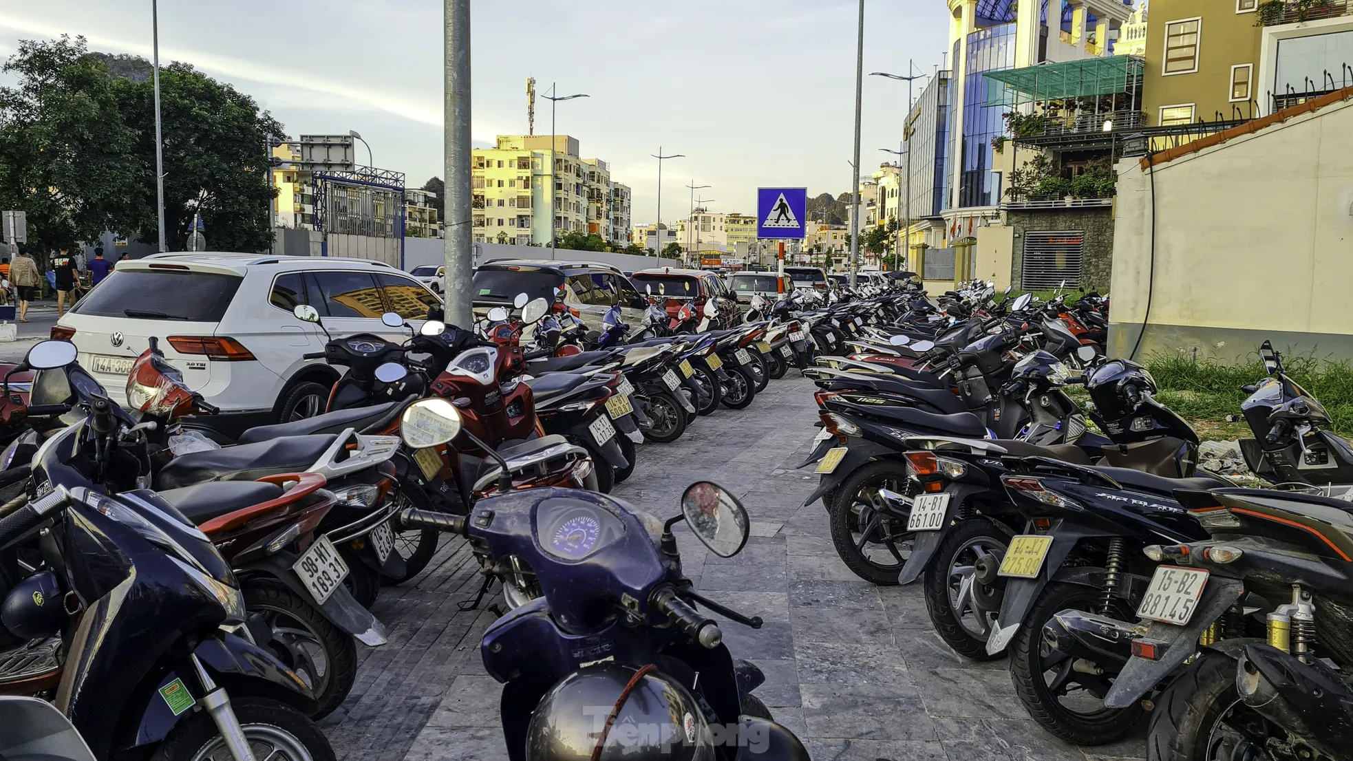 Chiếm dụng vỉa hè làm bãi gửi xe ở Hòn Gai ảnh 7