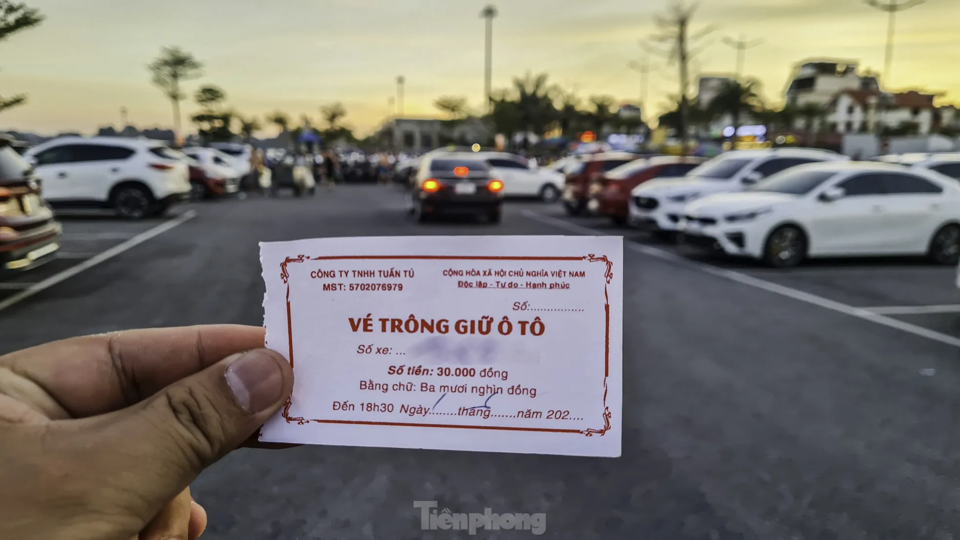 Chiếm dụng vỉa hè làm bãi gửi xe ở Hòn Gai ảnh 14