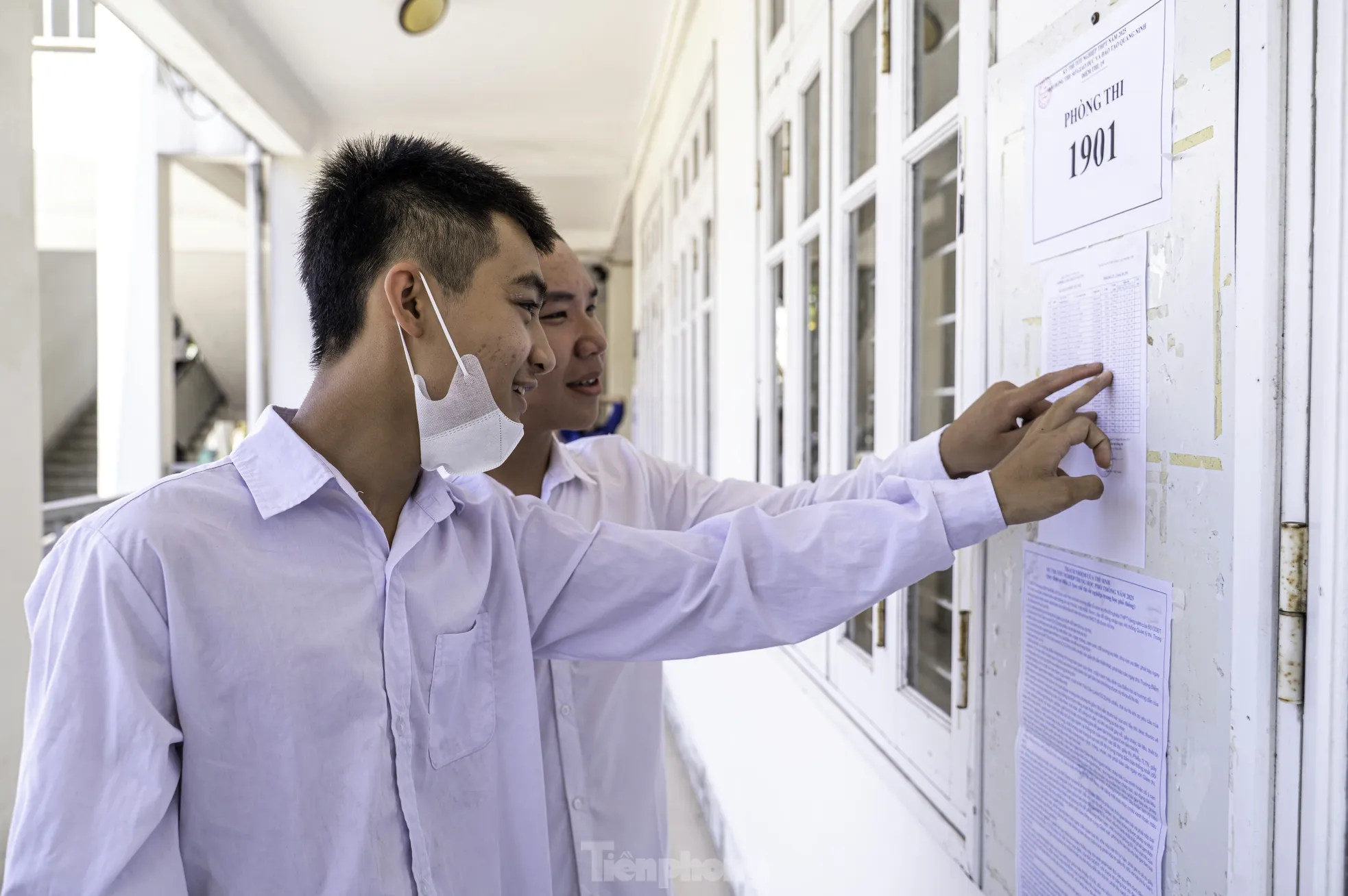 Phụ huynh đội nắng nhiều giờ chờ sĩ tử ở cổng trường ảnh 6